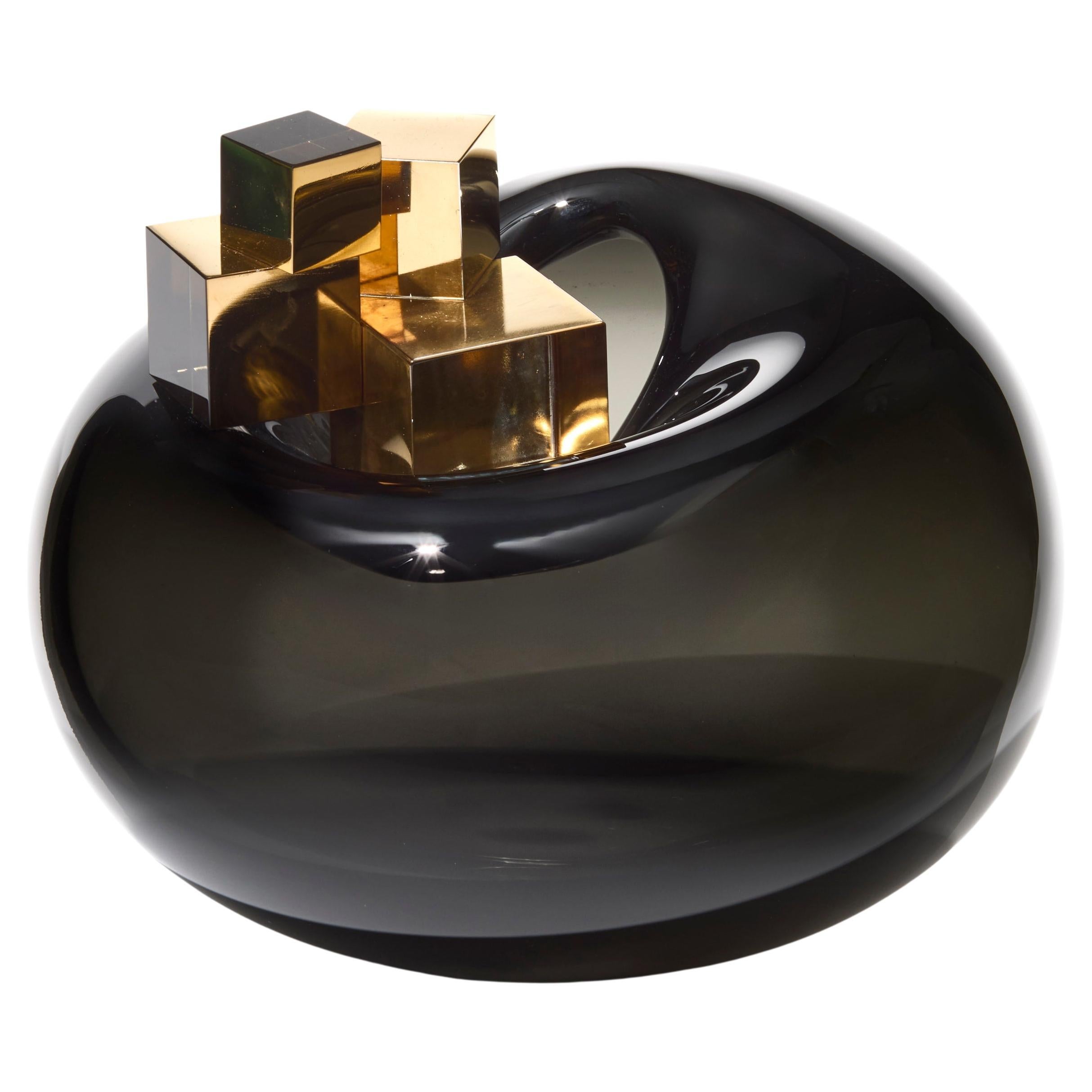 Fools Gold IV, vaso scultura in vetro soffiato a mano nero e oro di Hanne Enemark