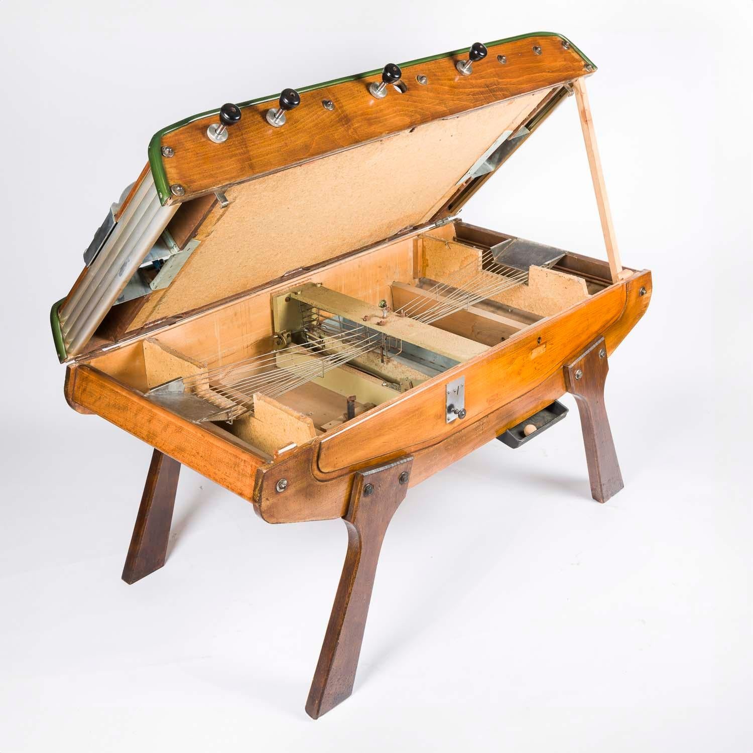 Französisches Foosball-Footballspiel mit Babyfuß aus der Mitte der 1960er Jahre im Angebot 7