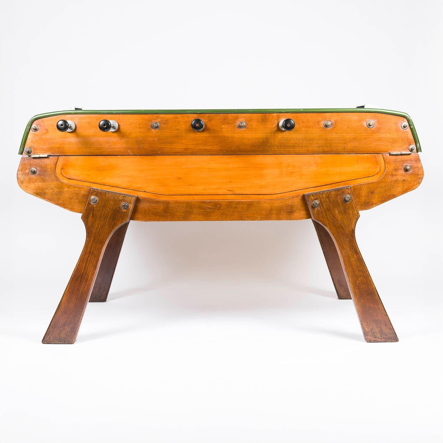 Französisches Foosball-Footballspiel mit Babyfuß aus der Mitte der 1960er Jahre (Moderne der Mitte des Jahrhunderts) im Angebot