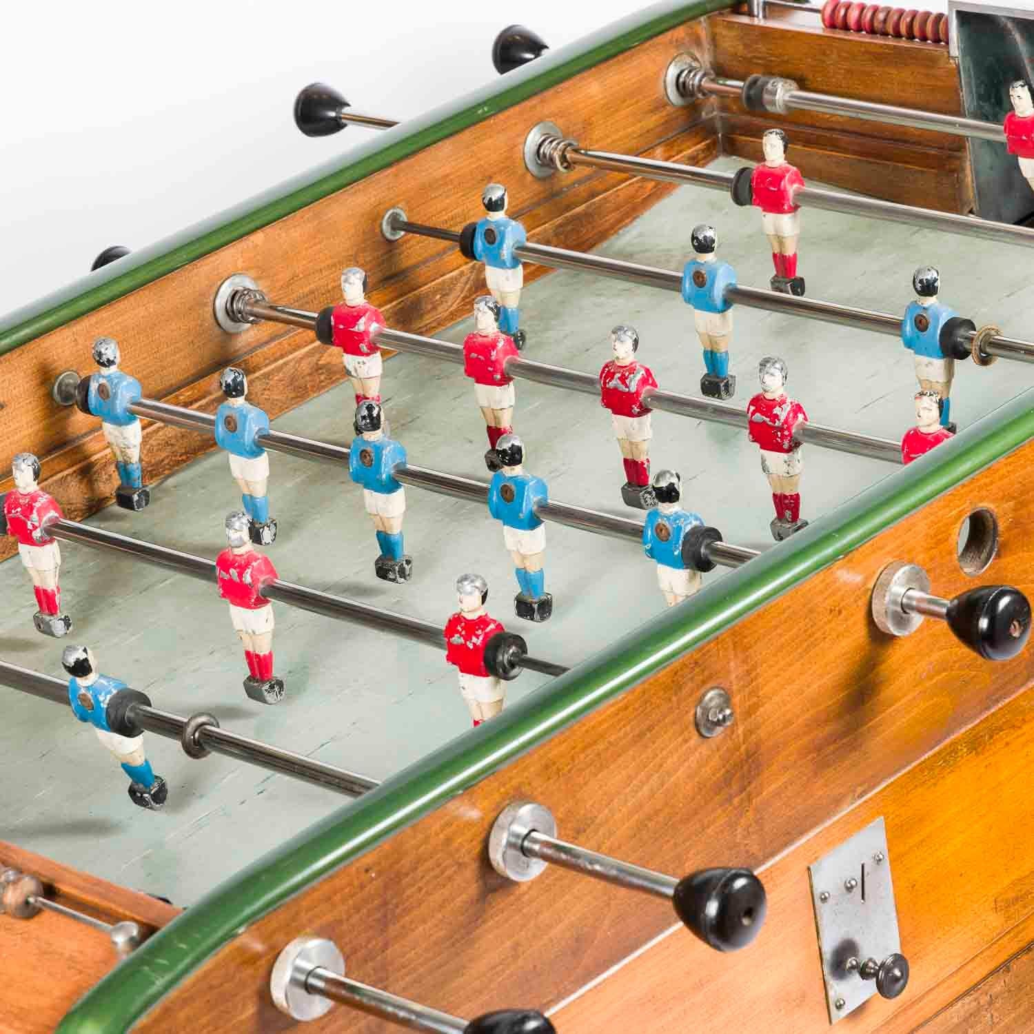Französisches Foosball-Footballspiel mit Babyfuß aus der Mitte der 1960er Jahre (Gemalt) im Angebot