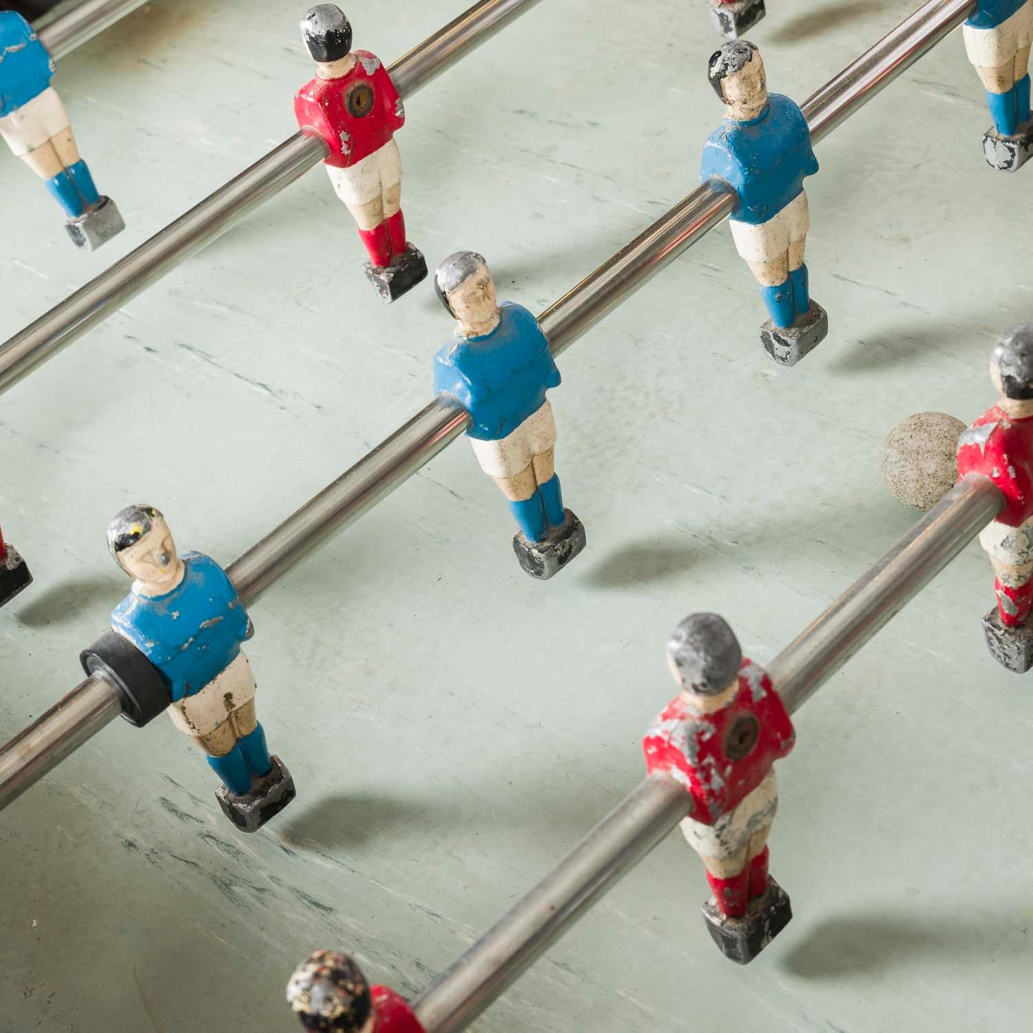 Französisches Foosball-Footballspiel mit Babyfuß aus der Mitte der 1960er Jahre im Zustand „Gut“ im Angebot in London, GB