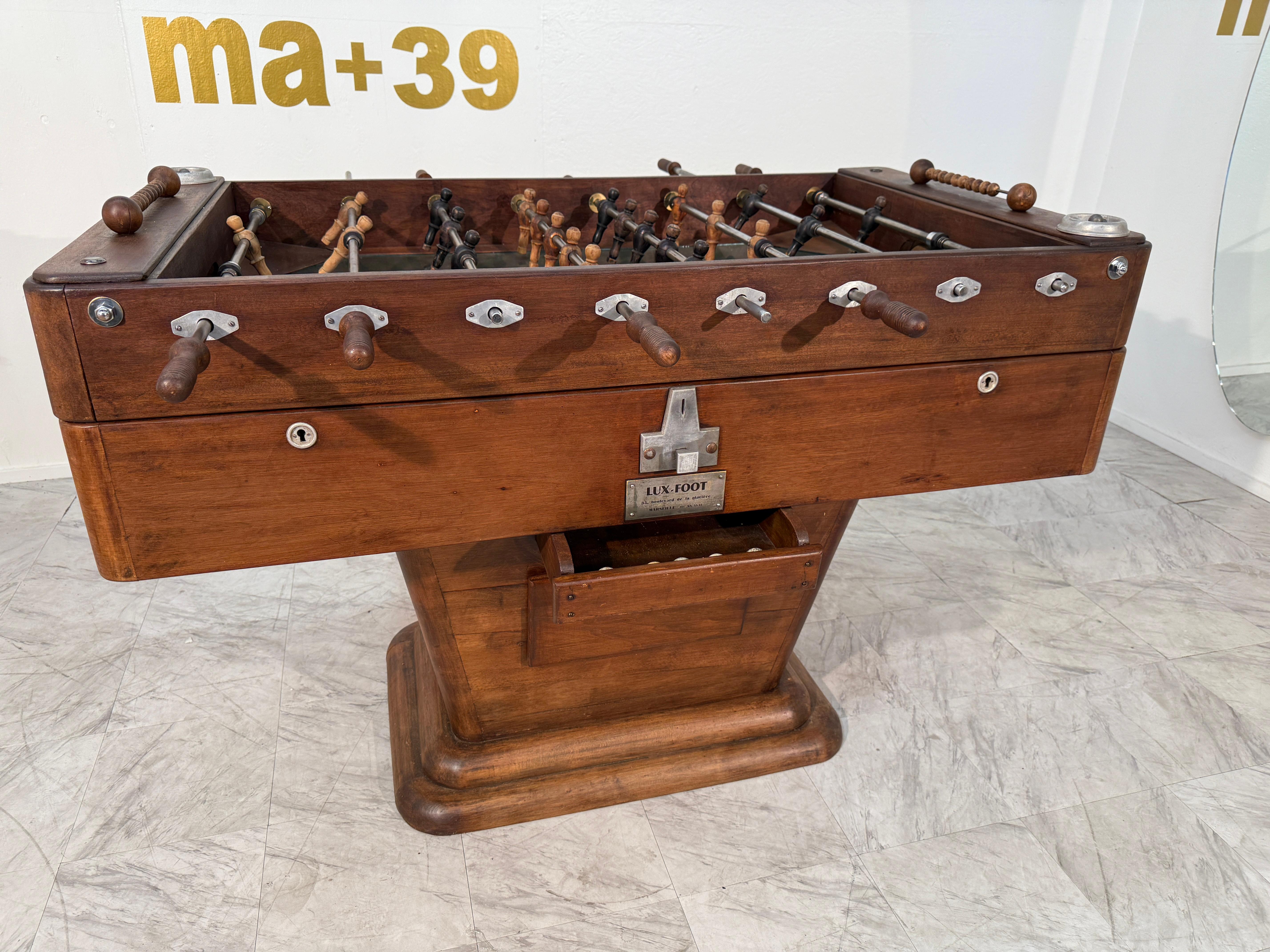 Dies ist ein seltener und eleganter französischer Vintage-Kickertisch aus den 1950er oder 1960er Jahren, hergestellt von Lux-Foot, einem bedeutenden Namen für Tischfußball-Design aus der Mitte des Jahrhunderts.

Der Tisch ist vollständig aus