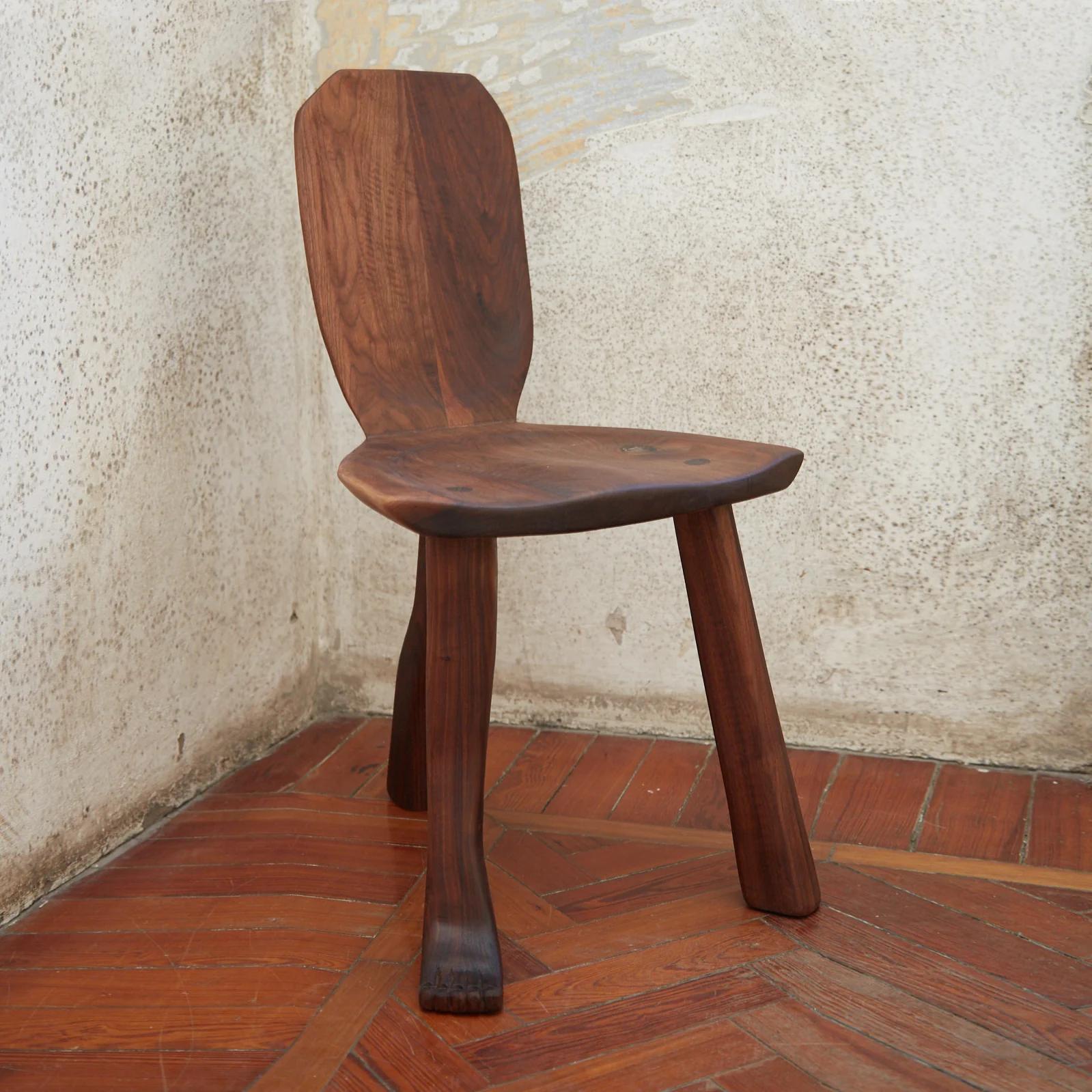 Fuß-Akzentstuhl von Project 213A
Abmessungen: B 48 x T 35 x H 79 cm
MATERIALIEN: Nussbaum

Der Foot Akzentstuhl ist aus Nussbaumholz gefertigt und steht auf 3 unregelmäßigen Beinen. Die breitere Sitzfläche macht diesen Stuhl zu einer besonderen