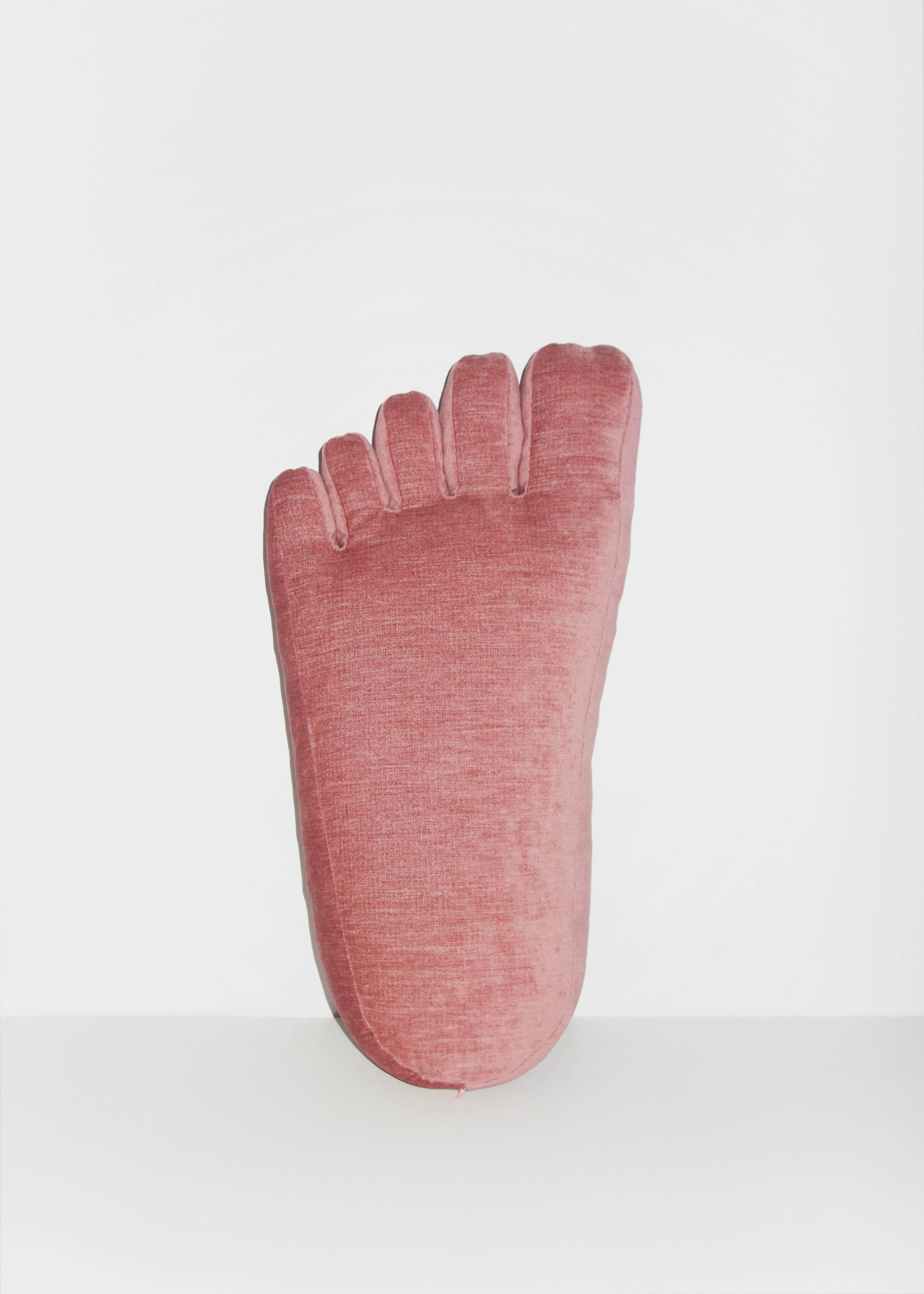 Il cuscino Foot è un'interpretazione giocosa del piede come oggetto di design. Il cuscino Foot utilizza gli intricati dettagli del soffietto del cuscino Sohn Hand per creare dita dei piedi realistiche e una forma scultorea. Il cuscino Foot è