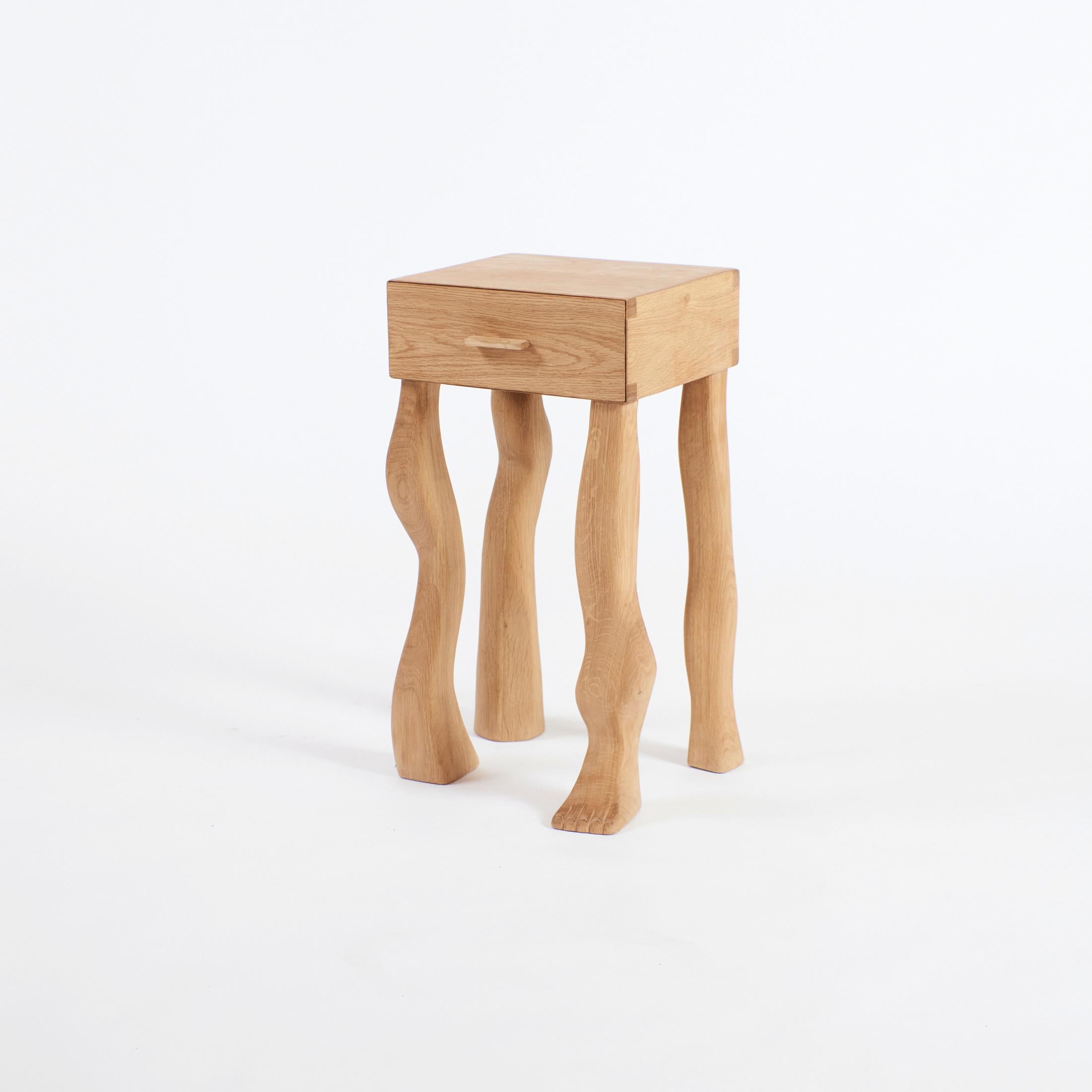 Table d'appoint à pieds avec tiroir par Project 213A en vente 3