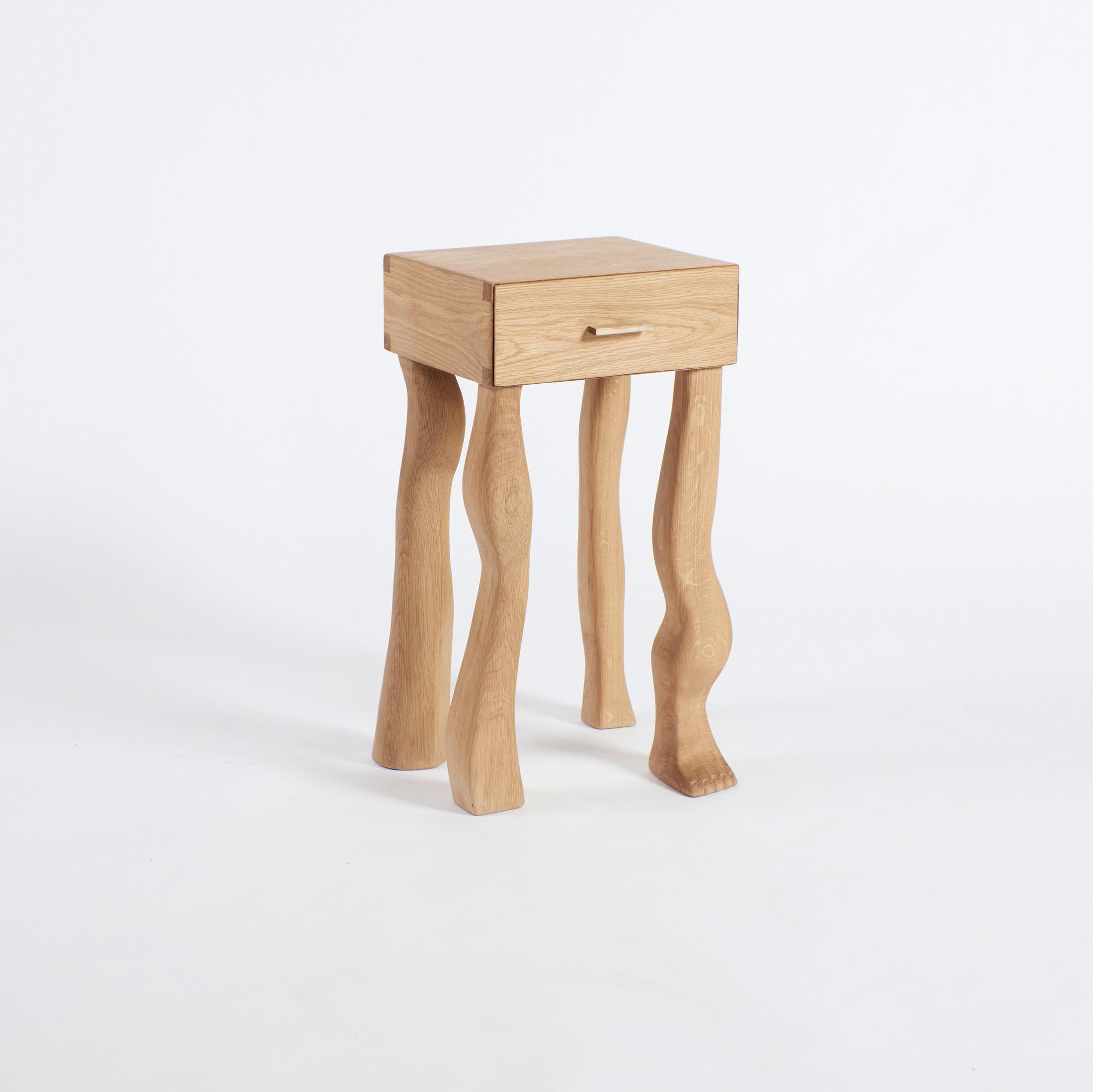 Table d'appoint à pieds avec tiroir par Project 213A en vente 4