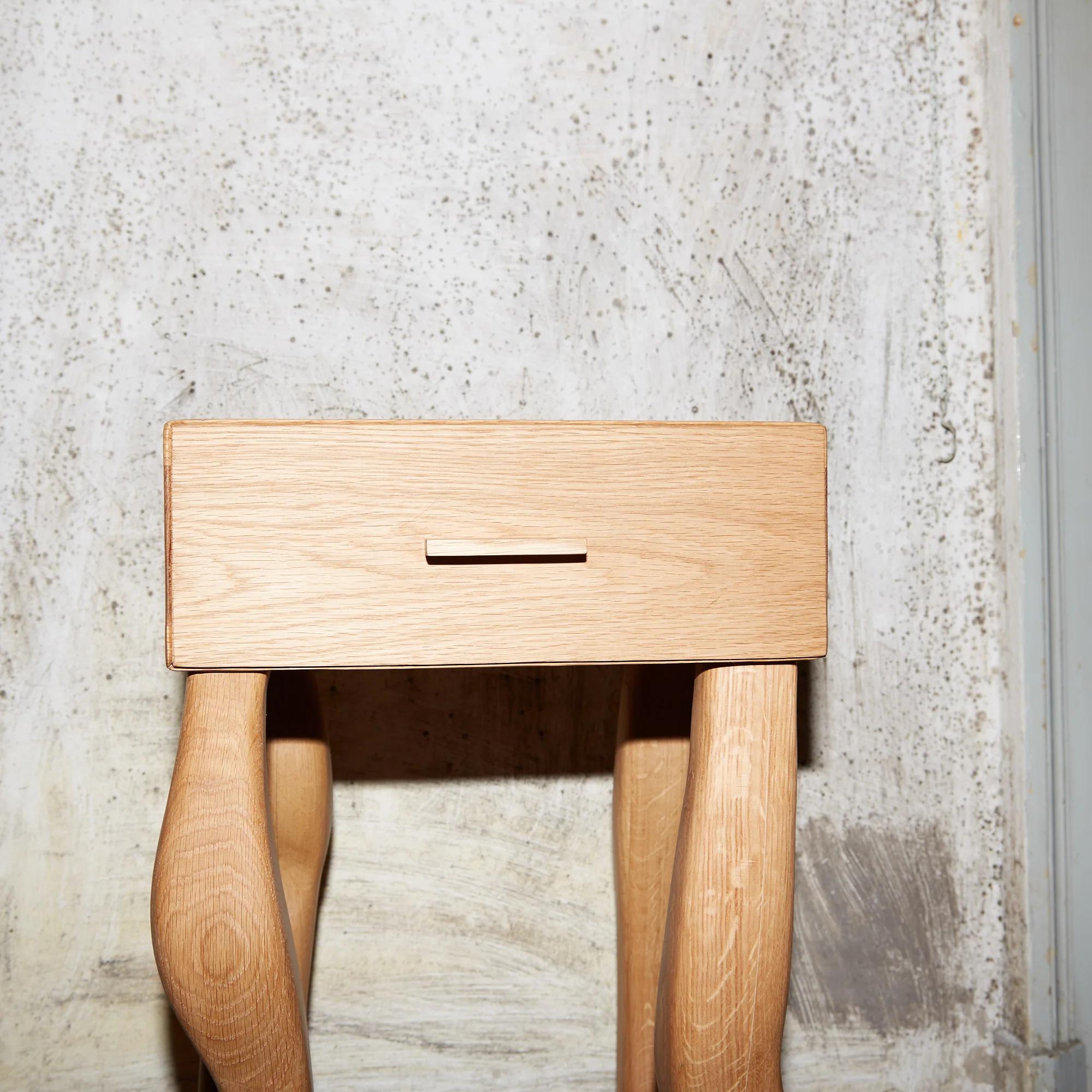 Postmoderne Table d'appoint à pieds avec tiroir par Project 213A en vente