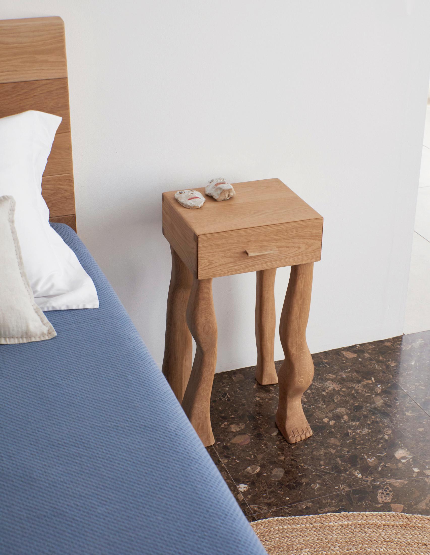 Chêne Table d'appoint à pieds avec tiroir par Project 213A en vente