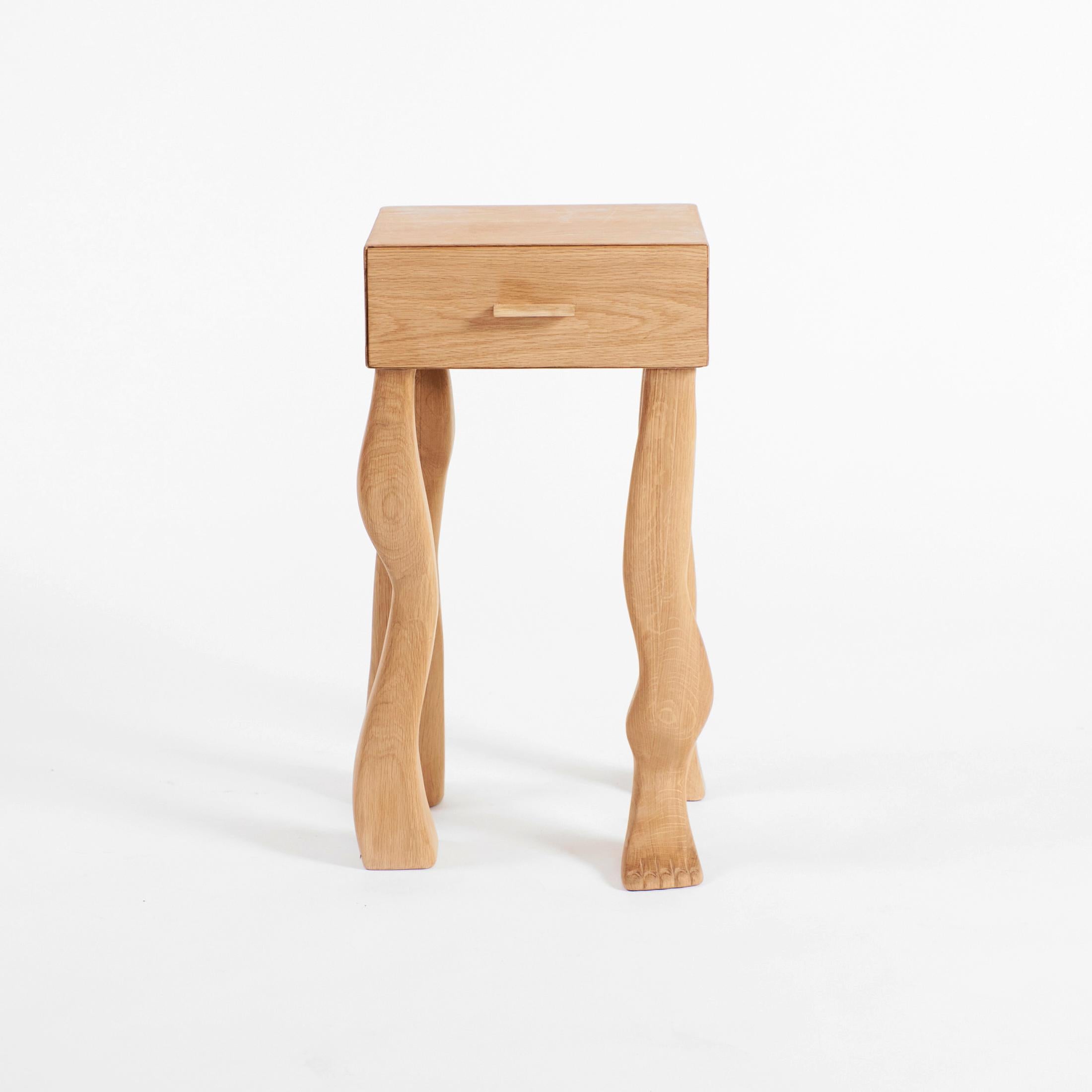 Table d'appoint à pieds avec tiroir par Project 213A en vente 1