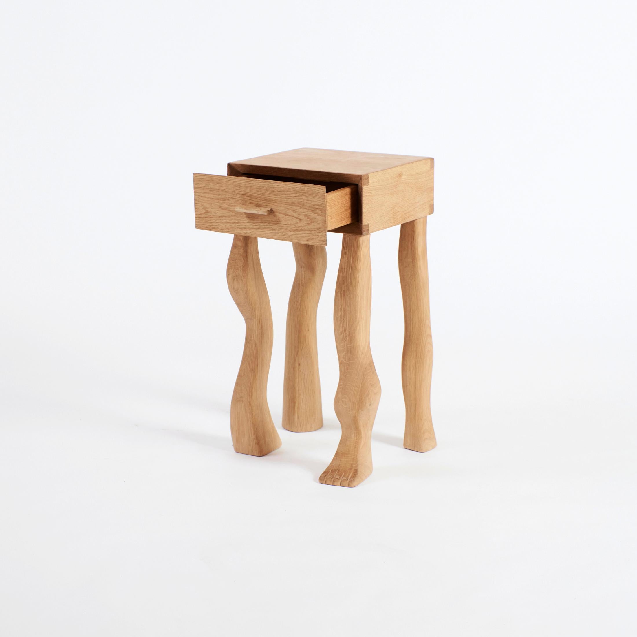 Table d'appoint à pieds avec tiroir par Project 213A en vente 2