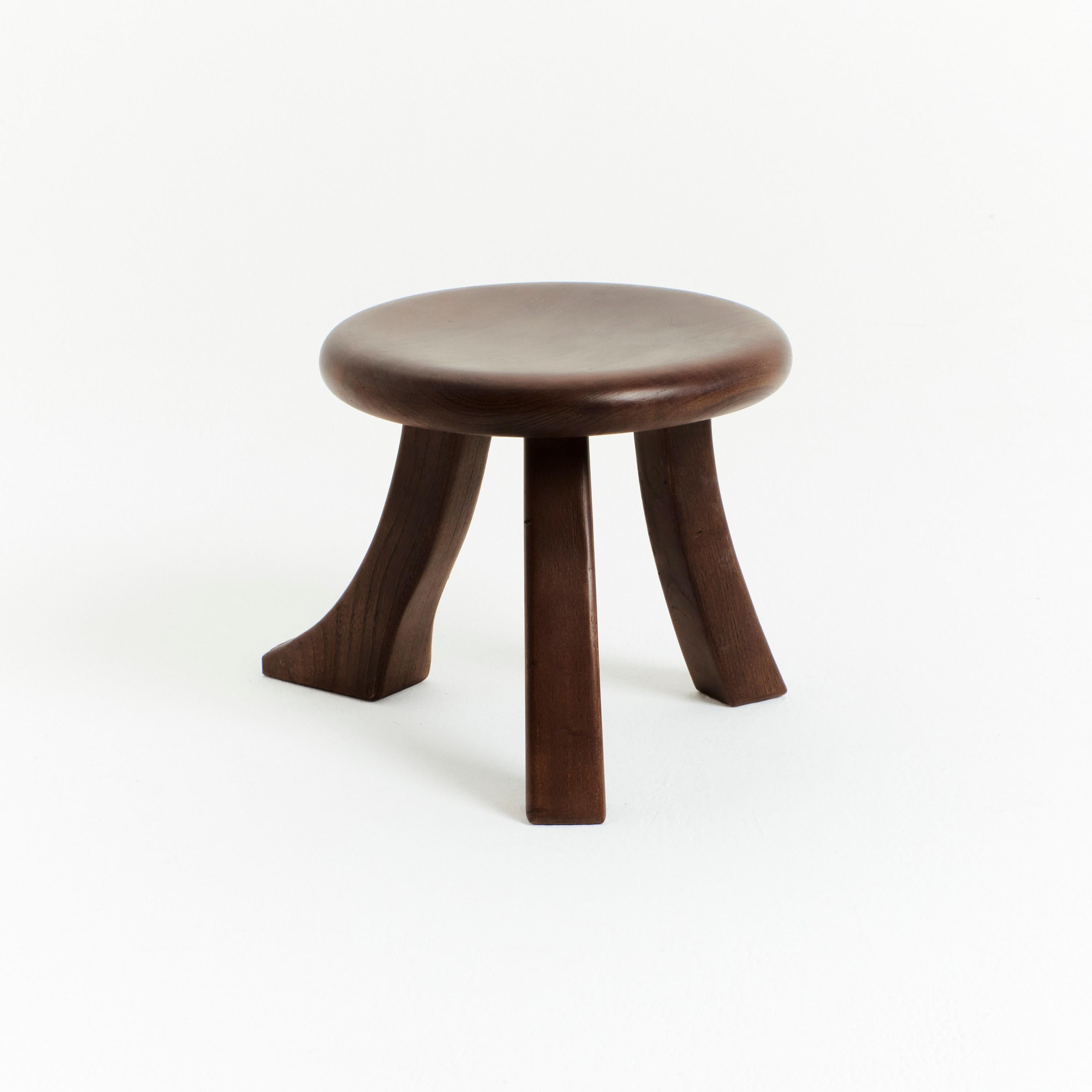 Tabouret de pied en marron par project 213A
Dimensions : D 30 x L 30 x H 26,5 cm
MATERIAL : Bois de châtaignier. 

Ce design ludique s'inspire d'un tabouret de traite classique, et prend une tournure amusante avec trois pieds de forme individuelle.