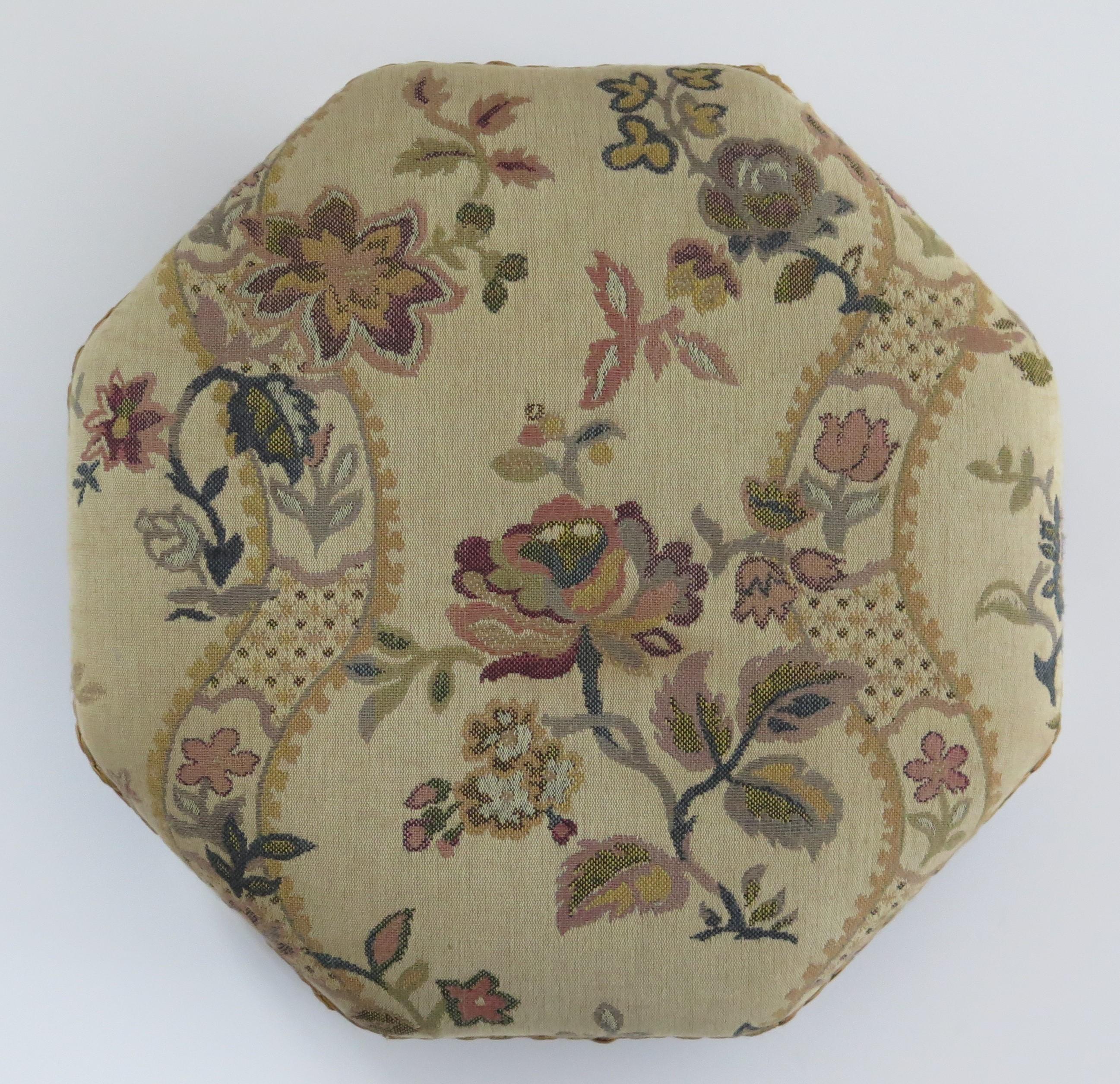 Frühviktorianischer Fußhocker mit achteckigem Rahmen aus Nussbaumholz und Wandteppichplatte, um 1840 im Angebot 4