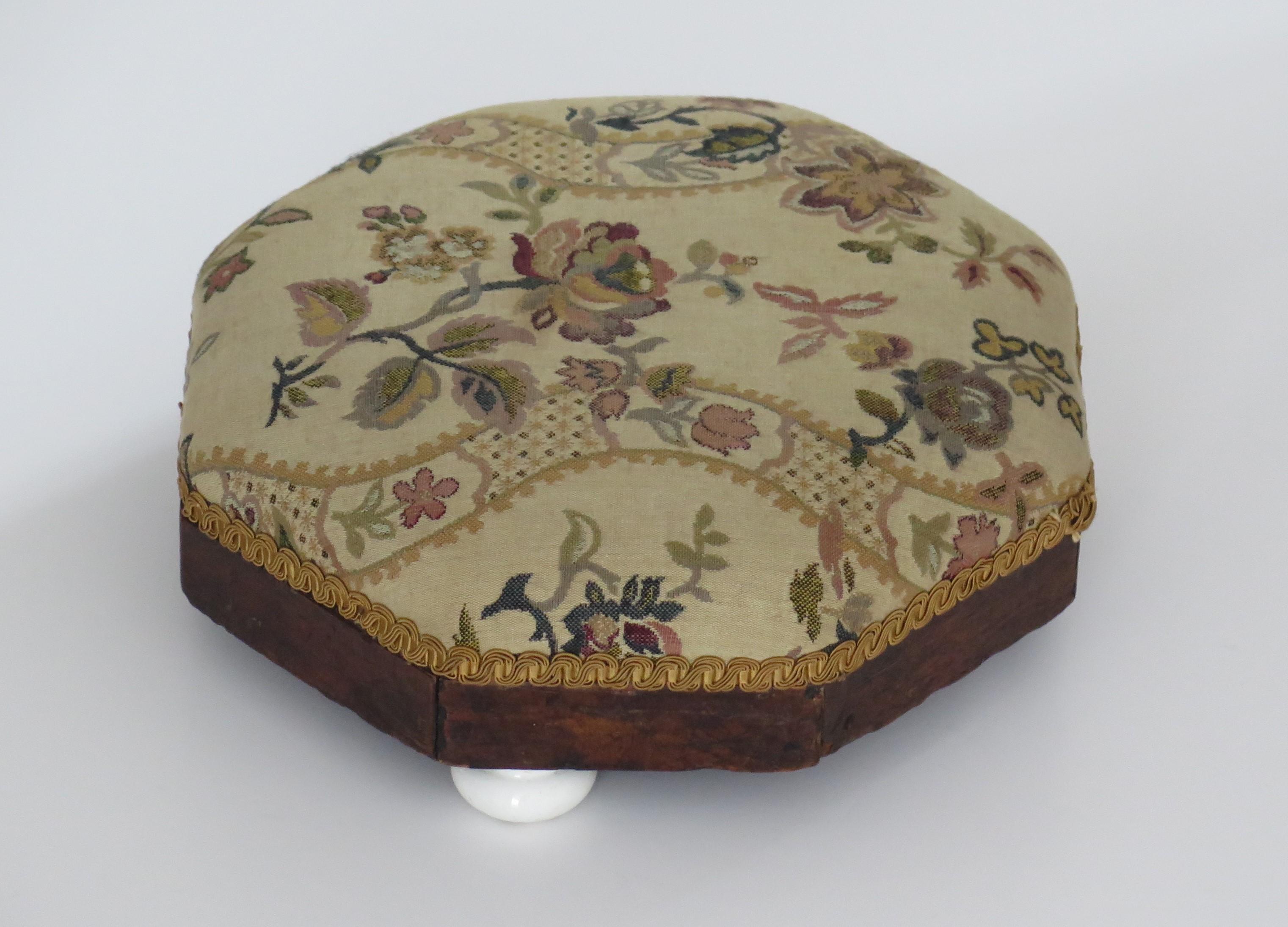 Foot Stool Early Victorian with Octagonal Walnut Frame & Tapestry Top, ca 1840  For Sale 3