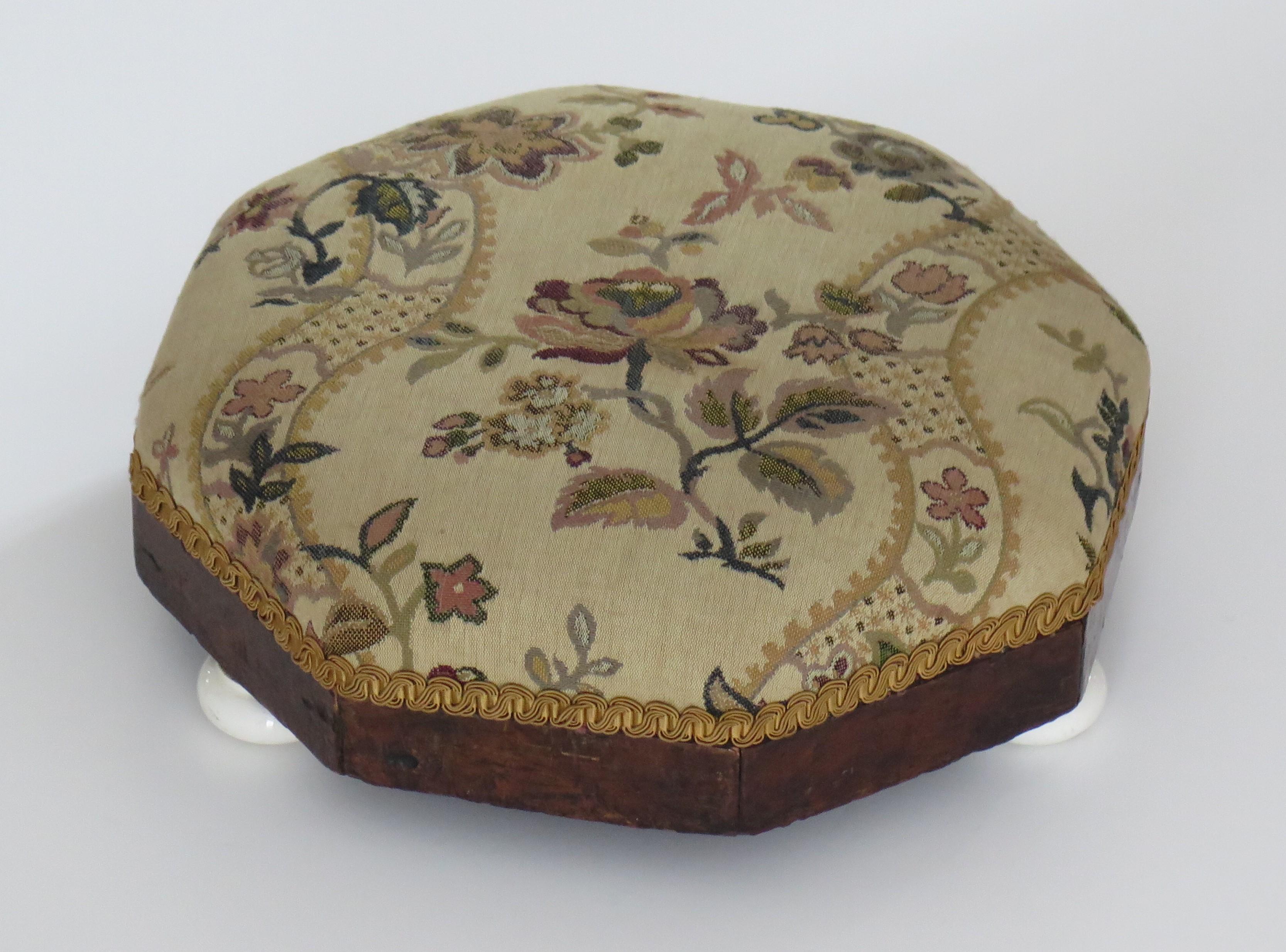 Foot Stool Early Victorian with Octagonal Walnut Frame & Tapestry Top, ca 1840  For Sale 4