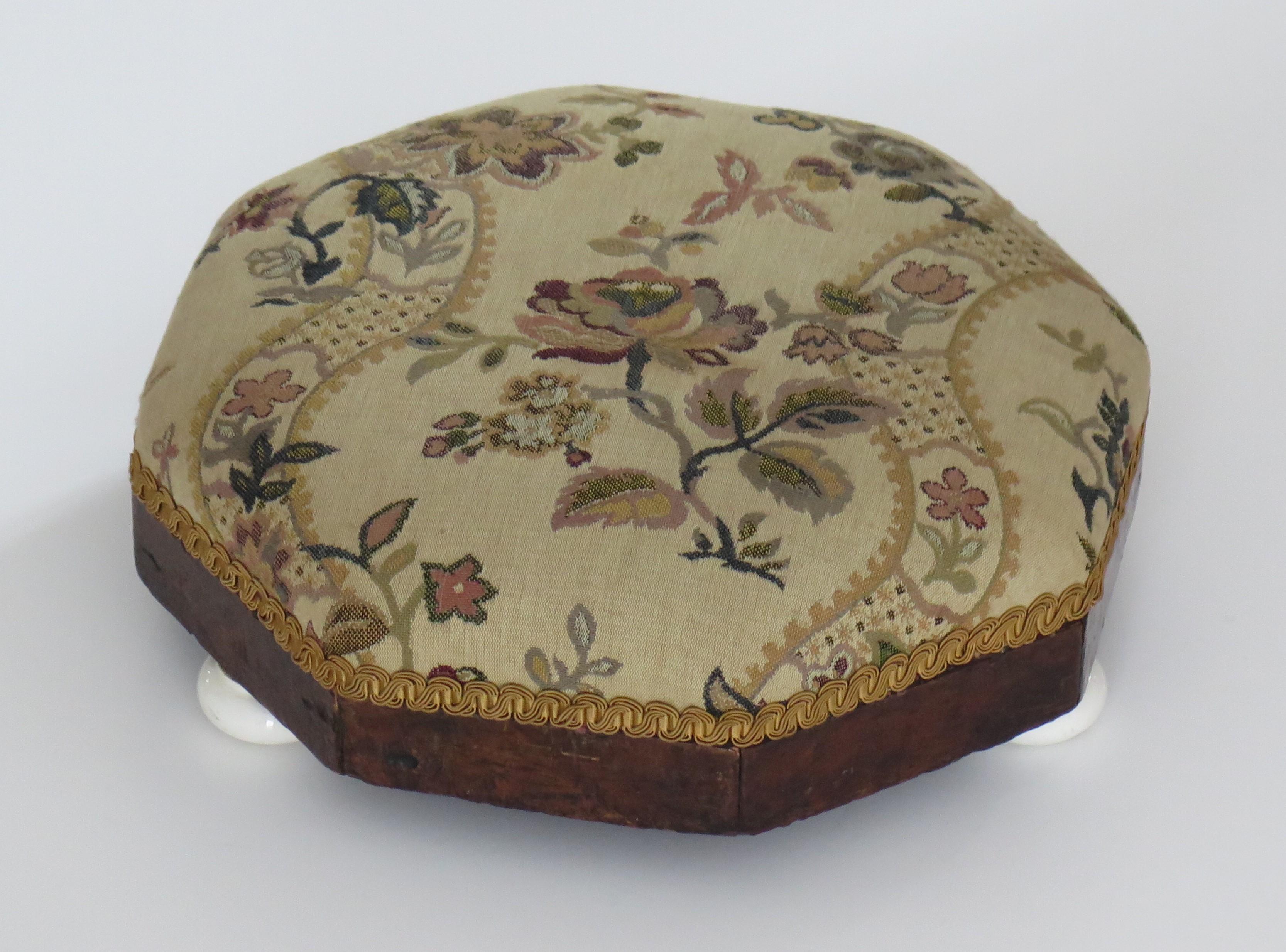 Frühviktorianischer Fußhocker mit achteckigem Rahmen aus Nussbaumholz und Wandteppichplatte, um 1840 im Angebot 6