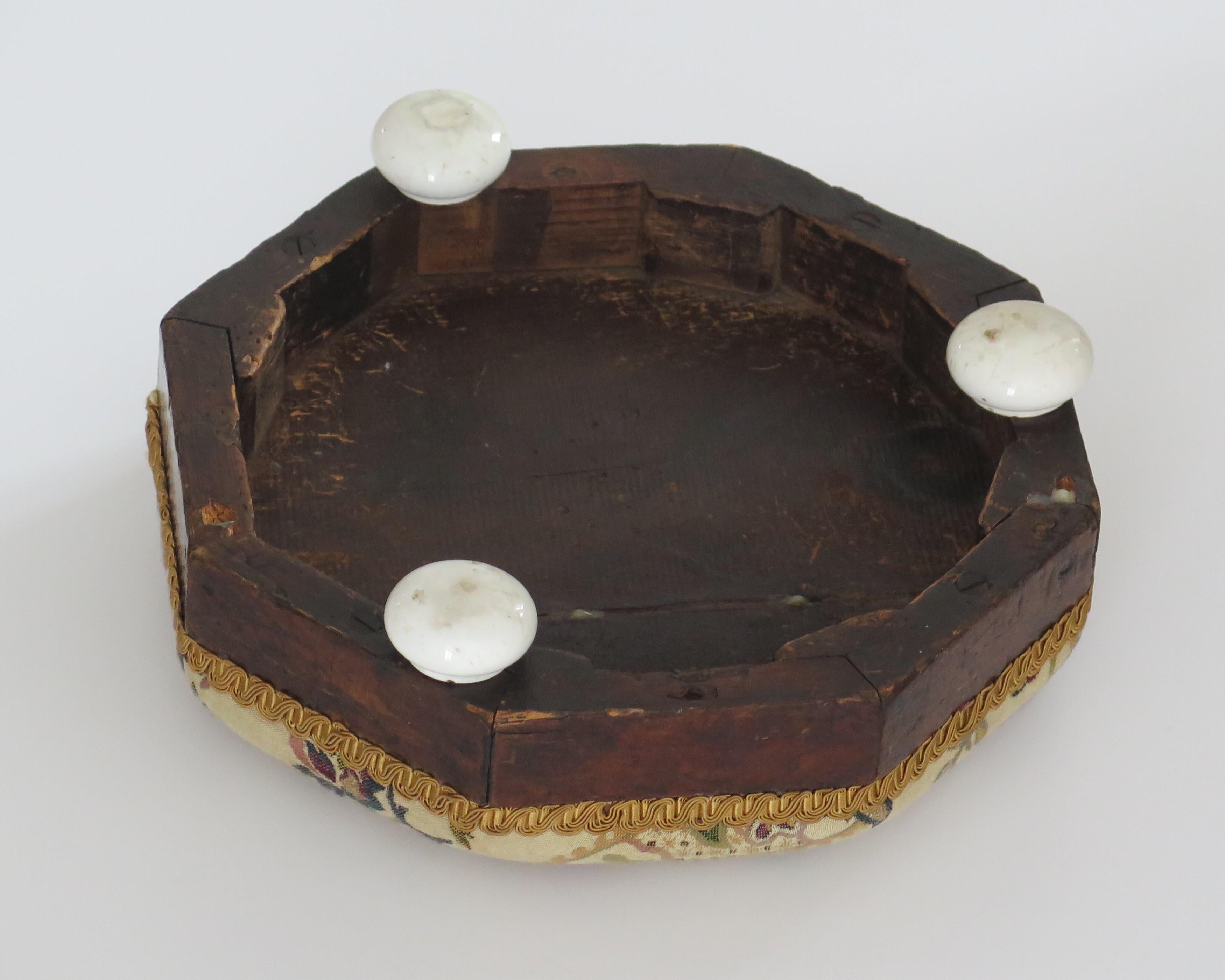 Frühviktorianischer Fußhocker mit achteckigem Rahmen aus Nussbaumholz und Wandteppichplatte, um 1840 im Angebot 7