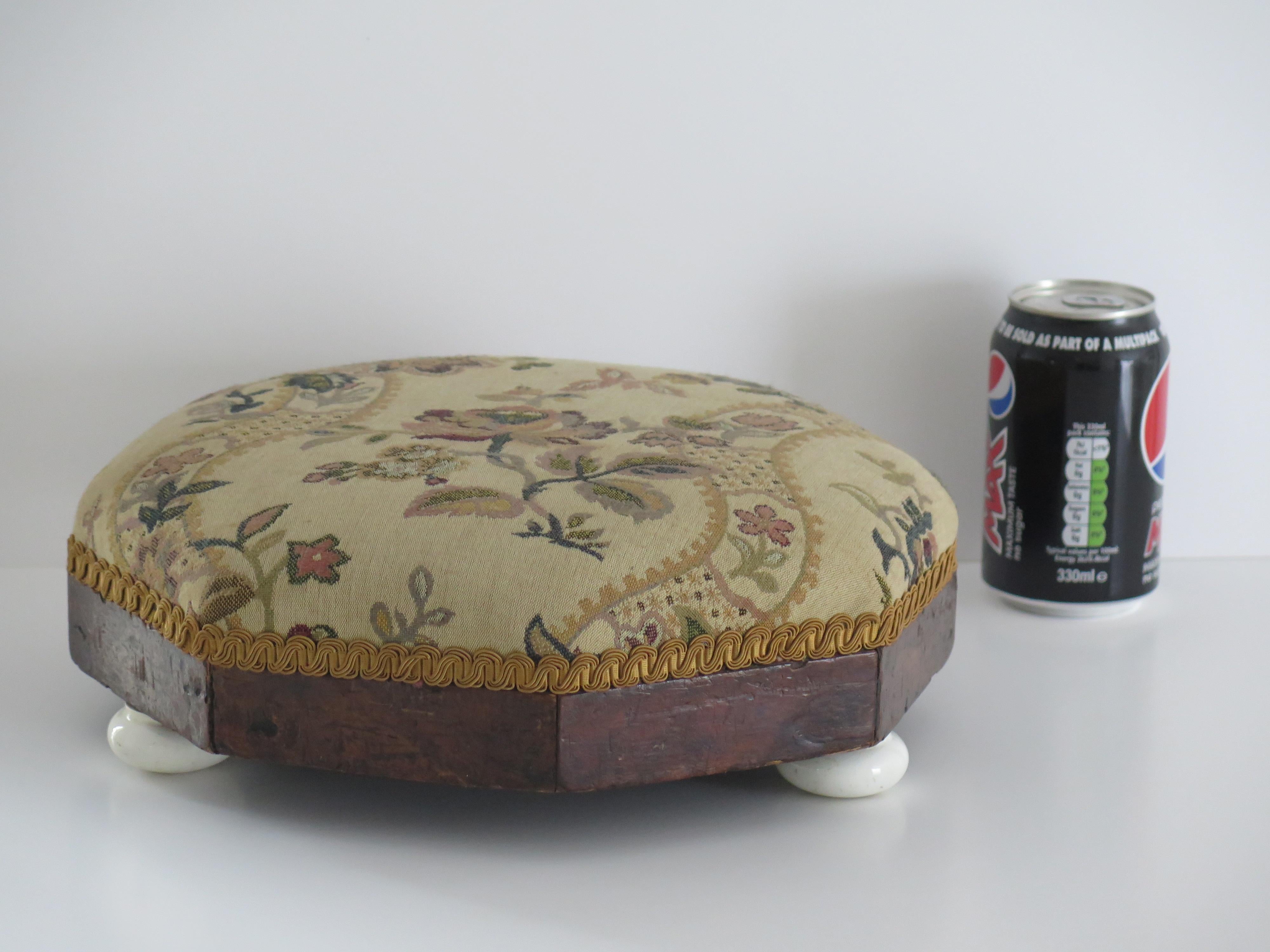 Foot Stool Early Victorian with Octagonal Walnut Frame & Tapestry Top, ca 1840  For Sale 8