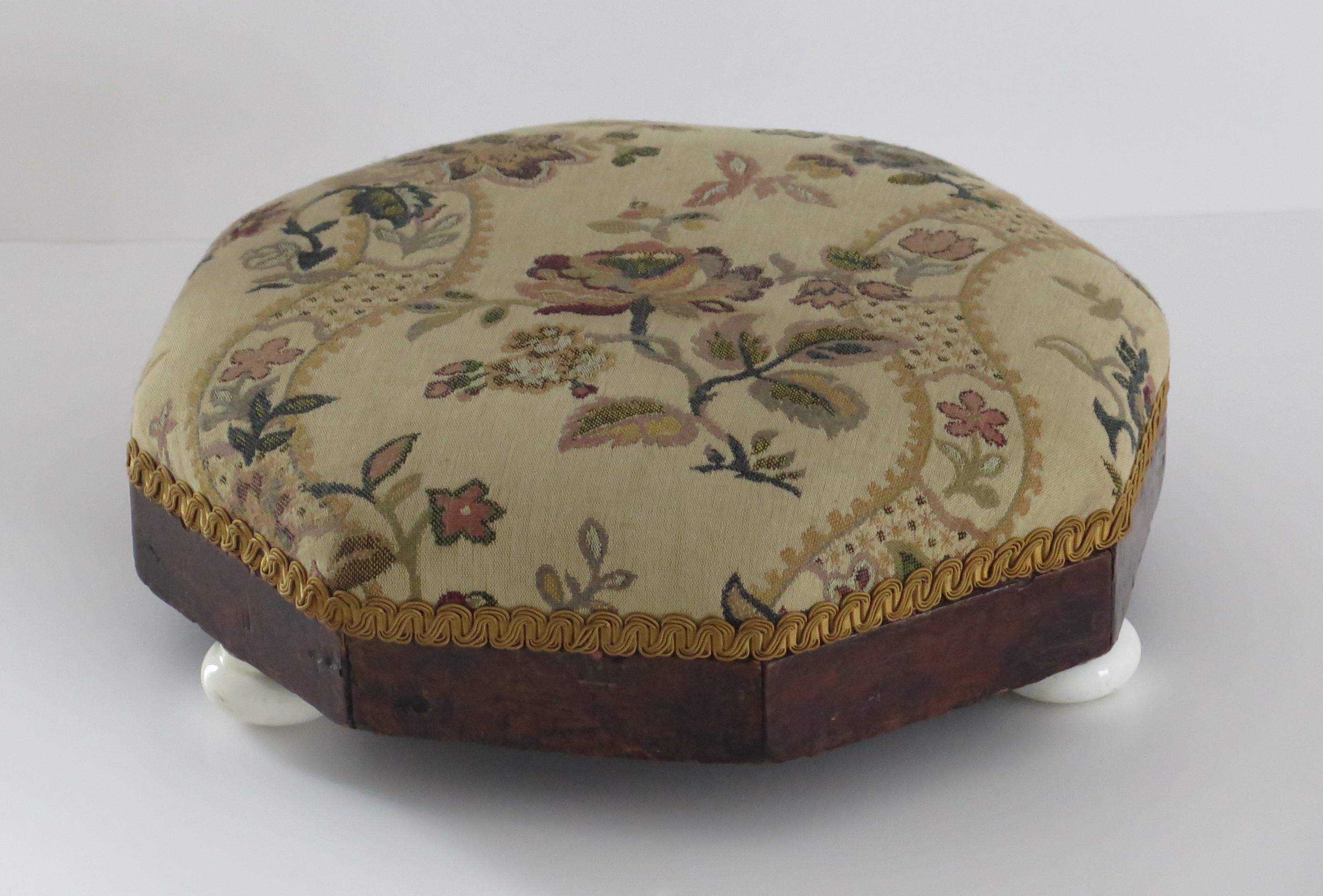 Frühviktorianischer Fußhocker mit achteckigem Rahmen aus Nussbaumholz und Wandteppichplatte, um 1840 (Glasiert) im Angebot