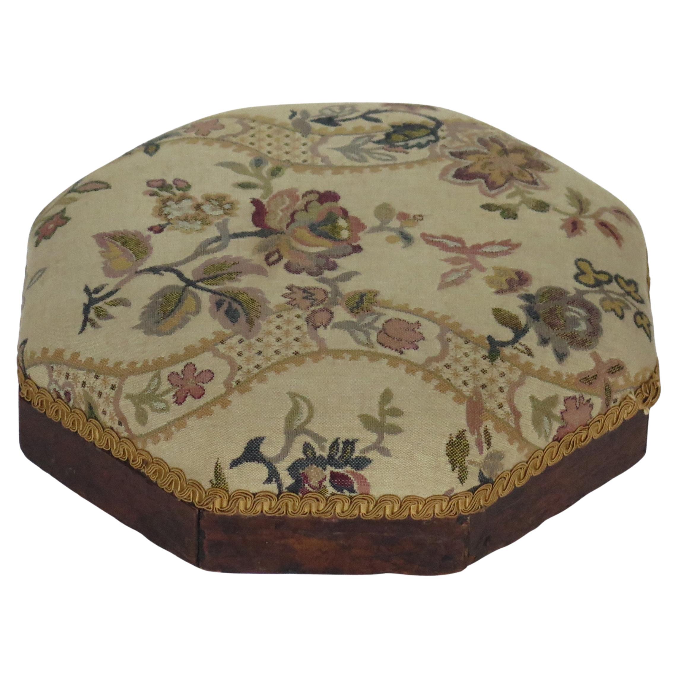 Il s'agit d'un pouf anglais très attrayant, inhabituel et original, datant du tout début de la période victorienne du 19e siècle, vers 1840.

Le tabouret a une forme octogonale rare et très décorative, la structure étant en noyer sur un cadre en