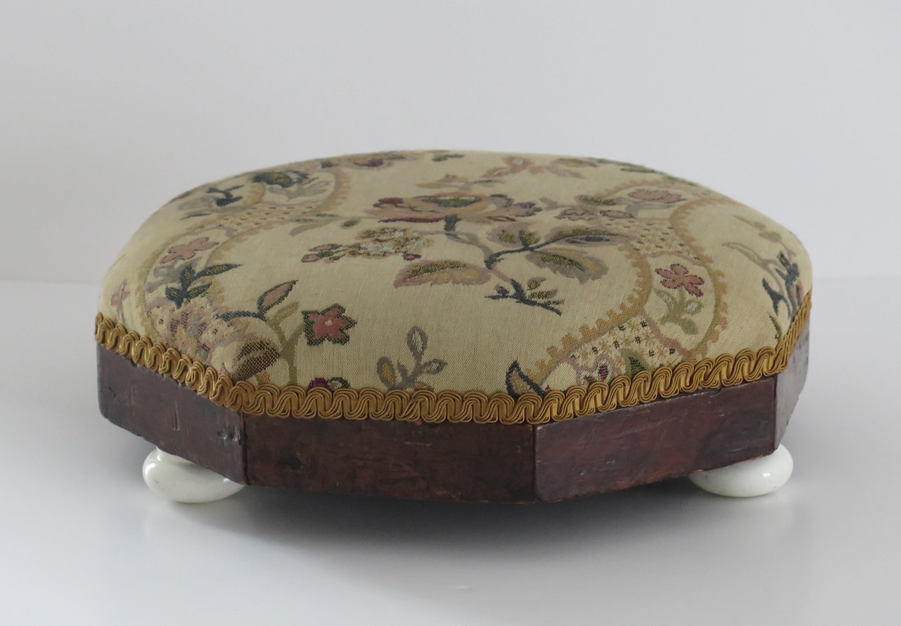 Frühviktorianischer Fußhocker mit achteckigem Rahmen aus Nussbaumholz und Wandteppichplatte, um 1840 im Zustand „Gut“ im Angebot in Lincoln, Lincolnshire
