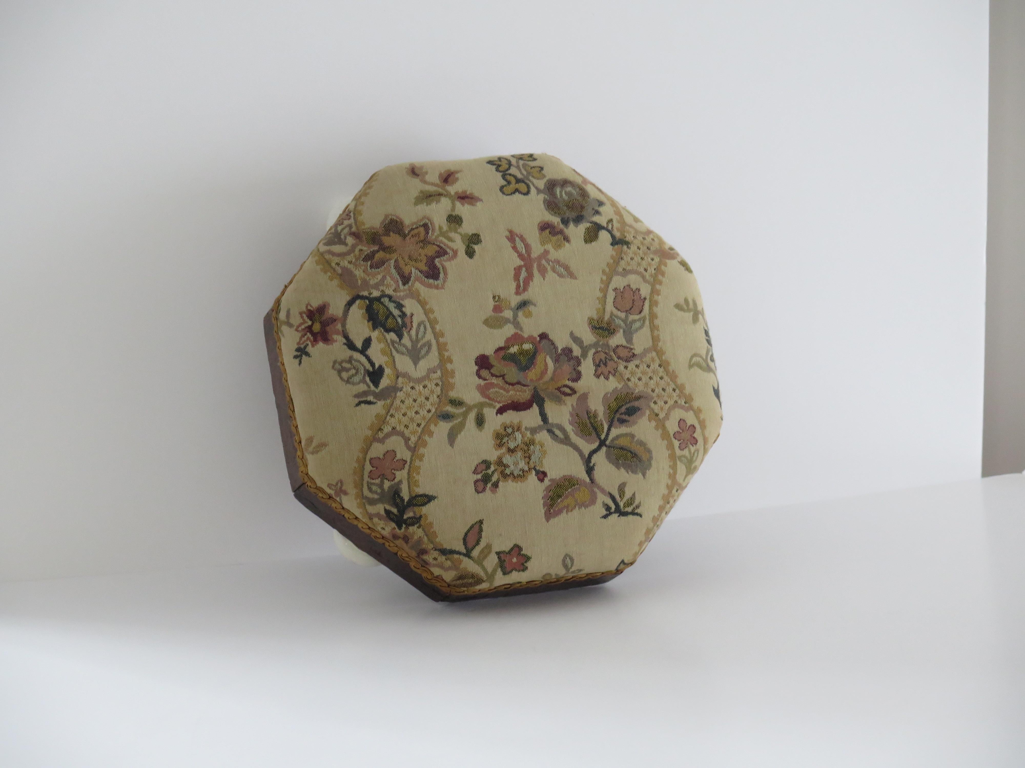 Frühviktorianischer Fußhocker mit achteckigem Rahmen aus Nussbaumholz und Wandteppichplatte, um 1840 (19. Jahrhundert) im Angebot