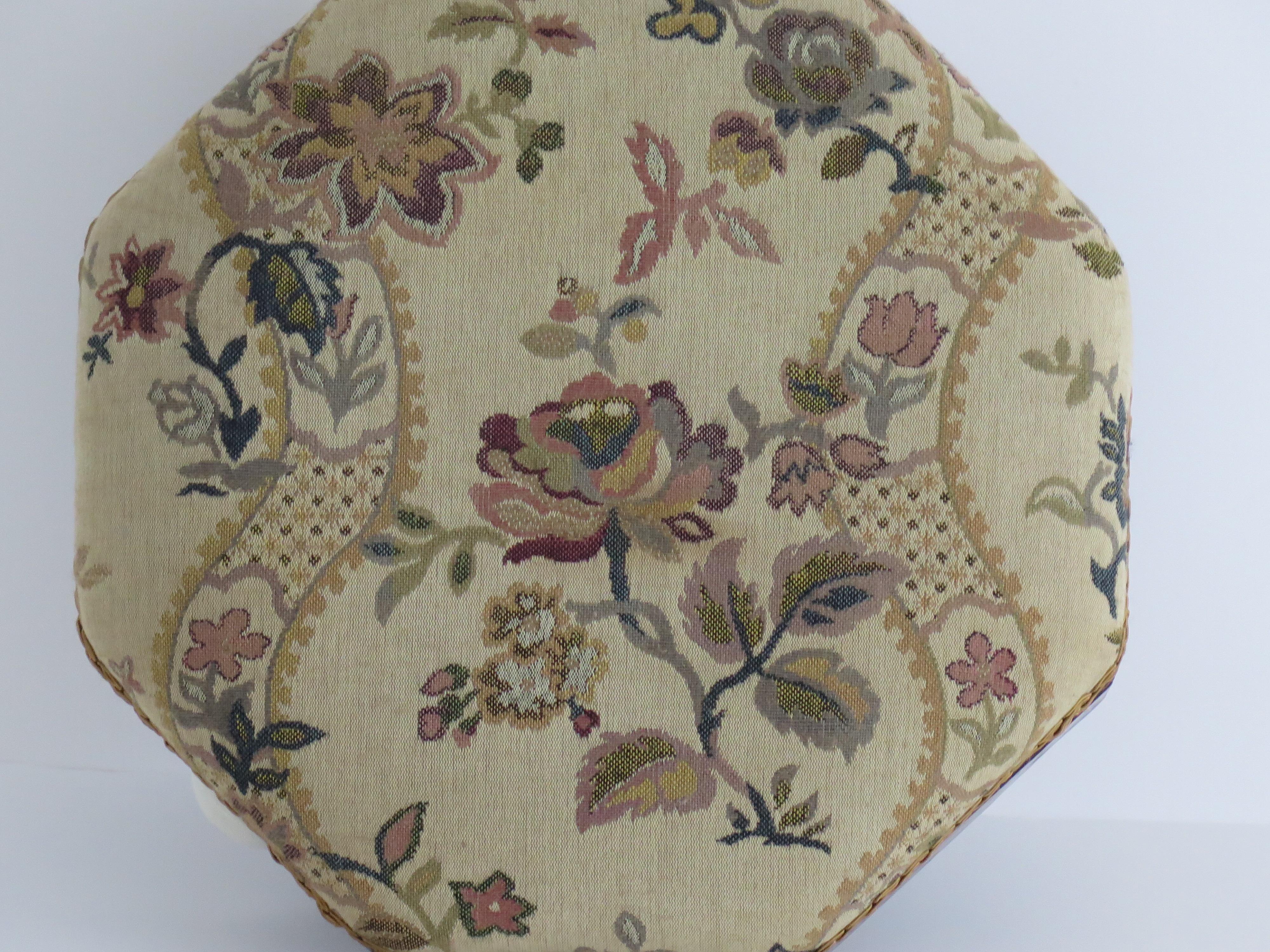 Frühviktorianischer Fußhocker mit achteckigem Rahmen aus Nussbaumholz und Wandteppichplatte, um 1840 im Angebot 3