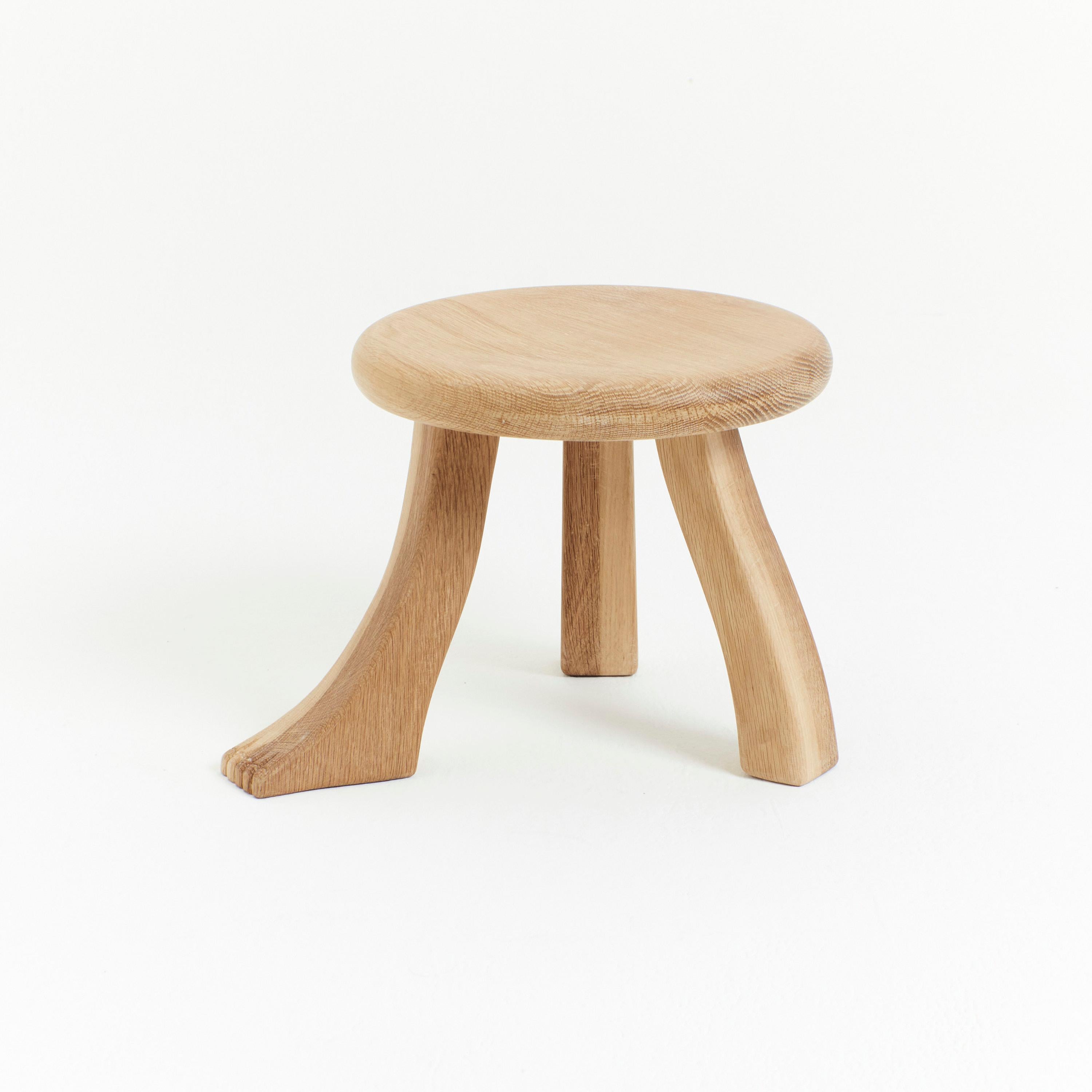 Taburete de pie en Natural by Project 213A
Dimensiones: P 30 x An 30 x Al 26,5 cm
Materiales: Madera de roble. 

Este juguetón diseño se inspira en un clásico taburete de ordeñar, y tiene un divertido giro con tres patas de forma individual. El
