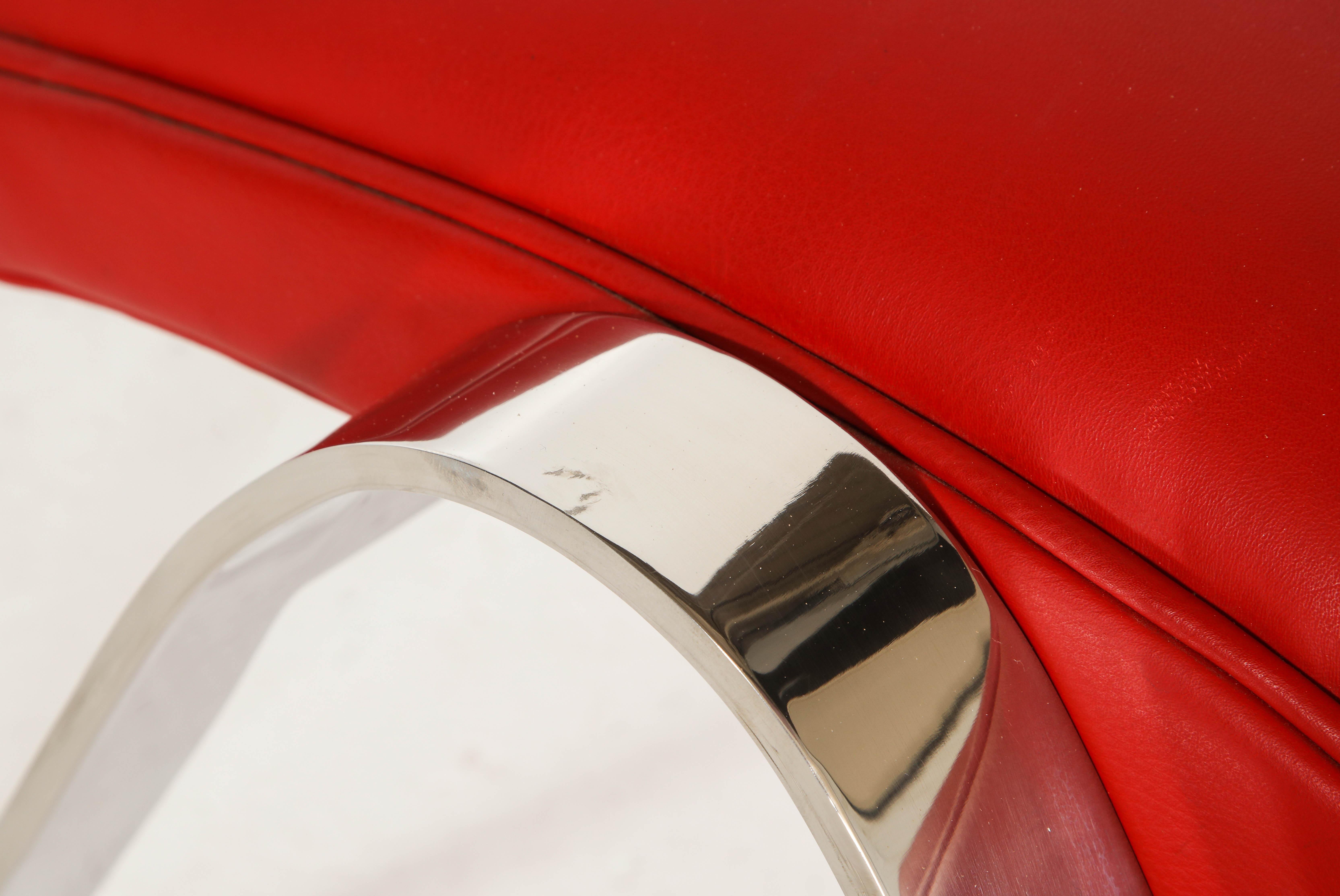 Tabouret à pied rouge proposé par Vladimir Kagan Design Group en vente 3