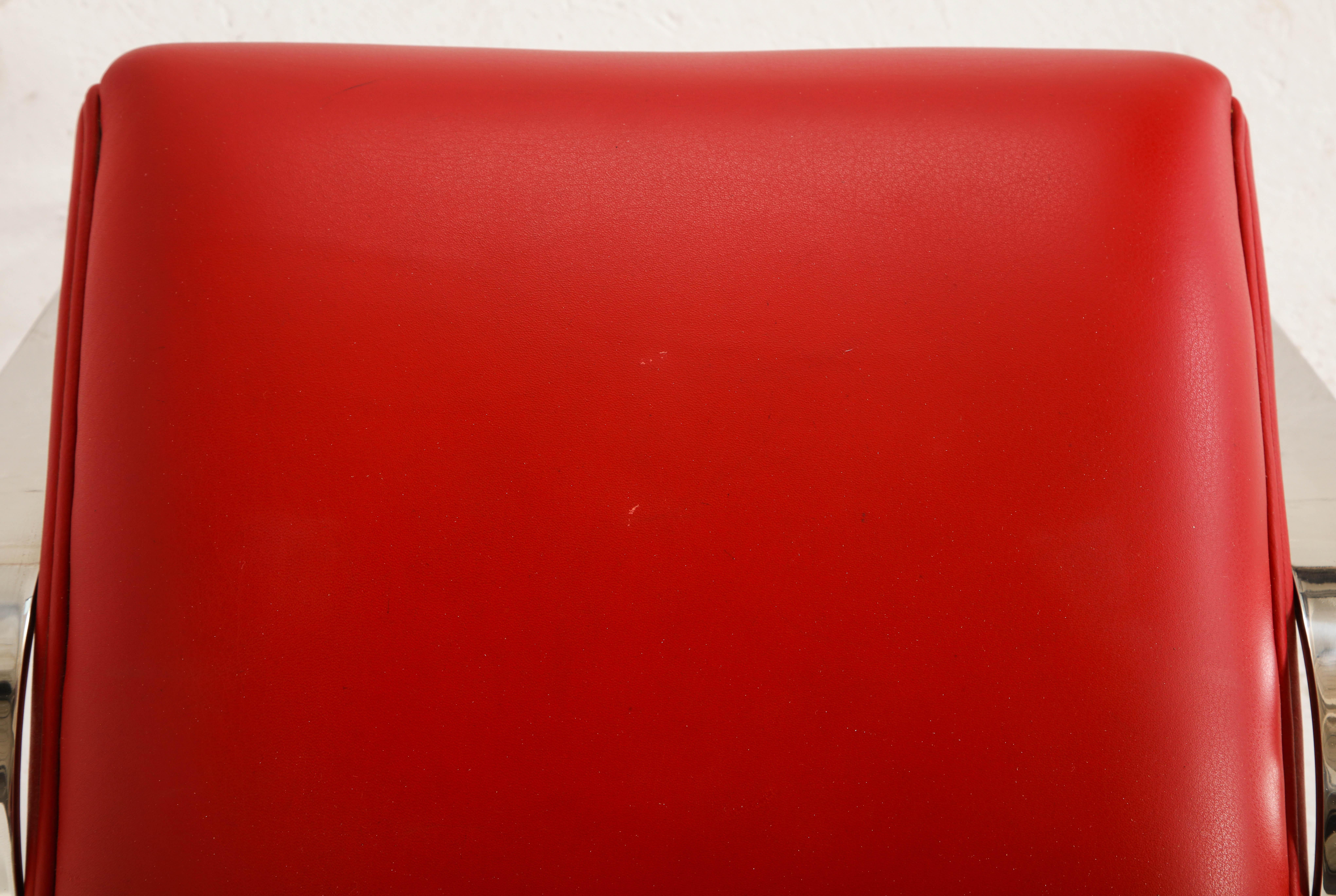 Cuir Tabouret à pied rouge proposé par Vladimir Kagan Design Group en vente