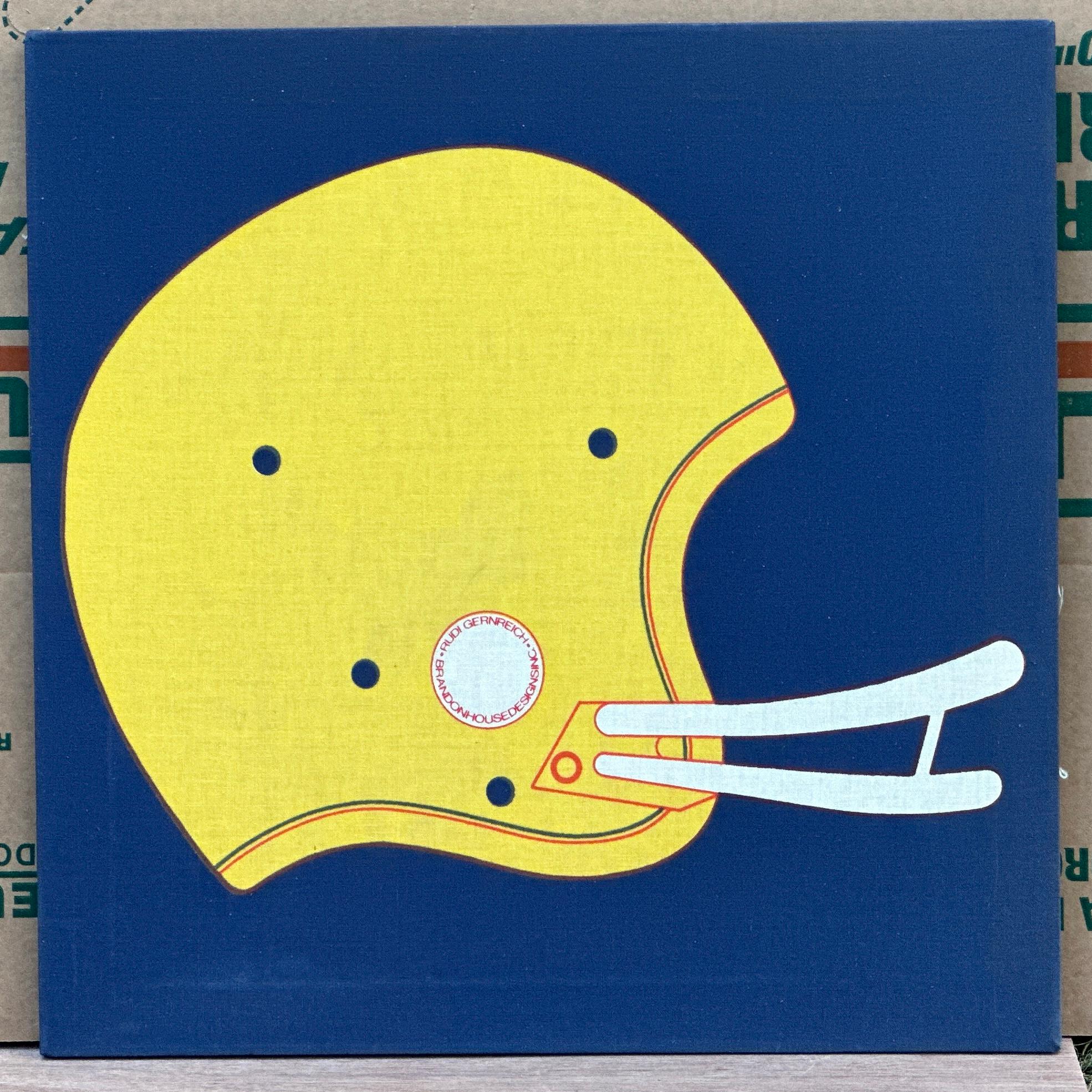 Casco da football americano d'epoca disegnato da Rudi Gernreich per Brandon House Designs Inc. Circa 1978 Stampato a mano su cotone