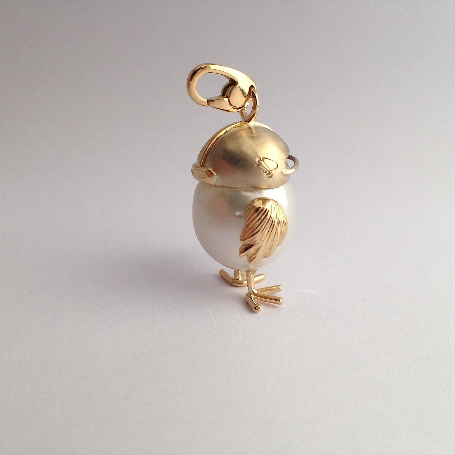I find it nice to play with the materials and from an Australian pearl and gold to make something cute and fun. It is a precious and original object that can be worn all day as a pendant or as a beautiful charm.
This is my new third sport player