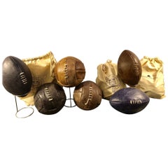 Des ballons de football et de football en cuir de Timothy Oulton, vendus individuellement