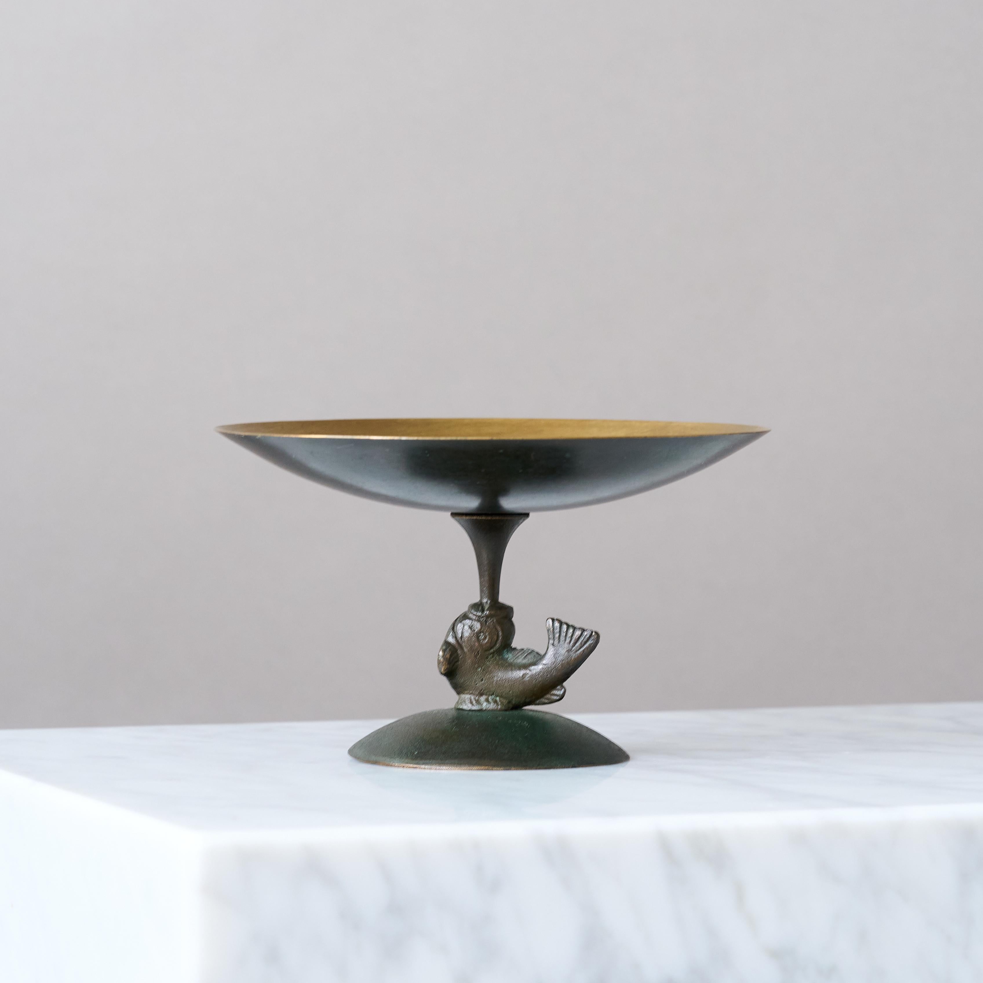 A beautiful footed art deco bronze bowl with amazing patina. 
Made by Äkta Brons, Sweden, 1930s.

Great condition. 
Marked 'ÄKTA BRONS'.
