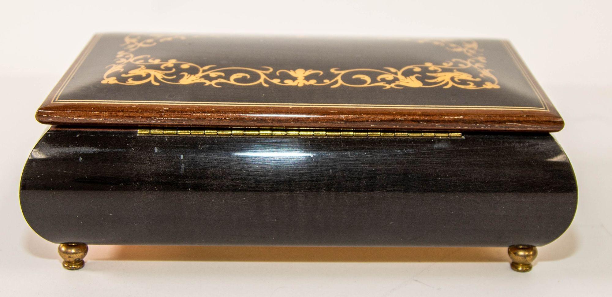 Caja de música con pie de joyero azul fabricada en Italia por Reuge Sainte Croix Sorrento en Bueno estado para la venta en North Hollywood, CA