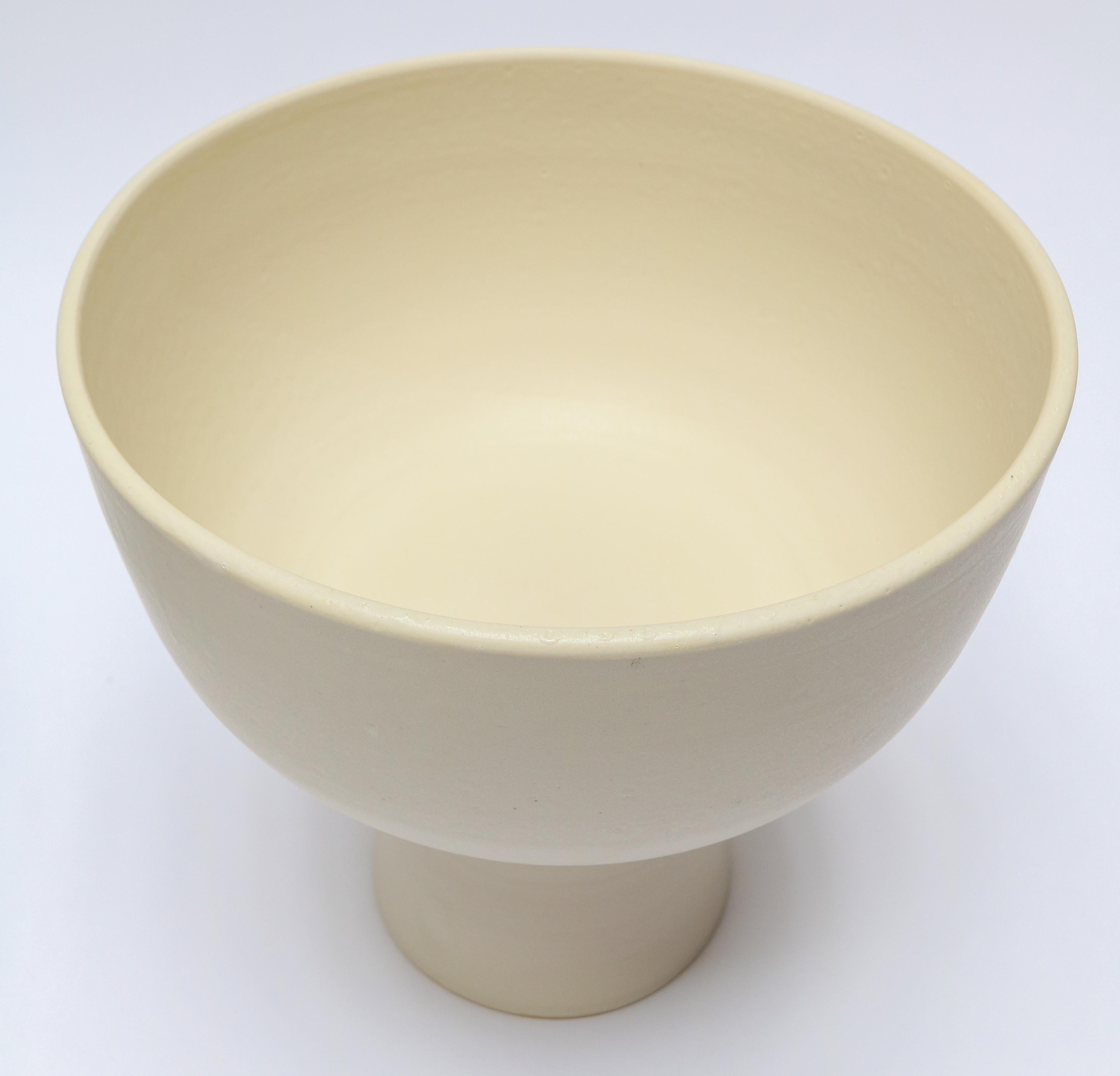 Footed Bowl in Blanc White and Noir Black by Style Union Home In New Condition For Sale In Los Angeles, CA