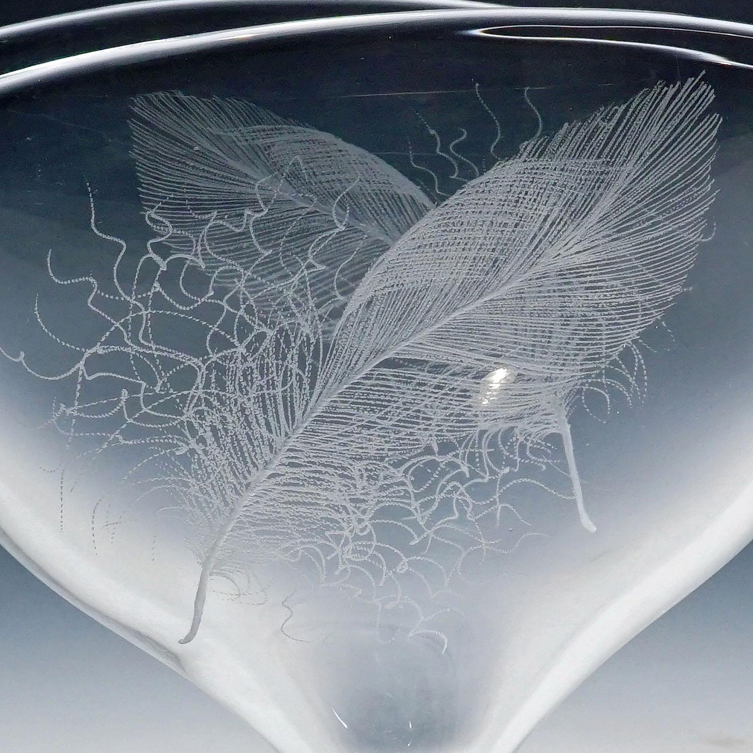 Verre d'art Bol à pied avec décoration en plumes par Vicke Lindstrand pour Kosta 1950s en vente