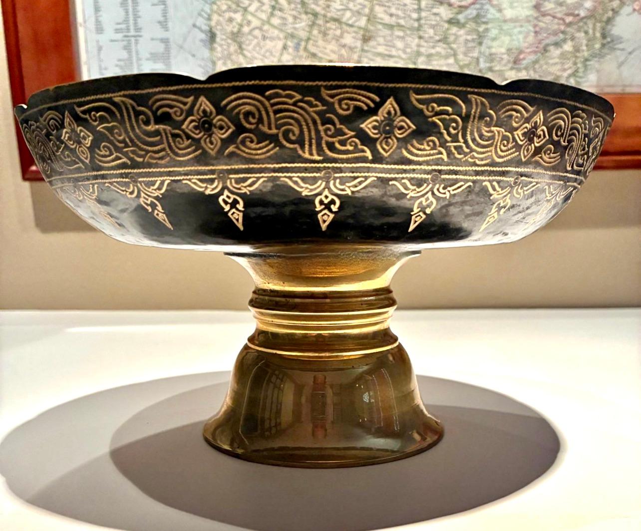 Eine atemberaubende Schale mit Fuß aus Messing mit kompliziertem geätztem Design in Gold.  Der Fuß ist aus Messing, wie auch das Innere der Schale - sehr poliert und beeindruckend.

Die perfekte Schale für einen Beistelltisch, gefüllt mit Obst,
