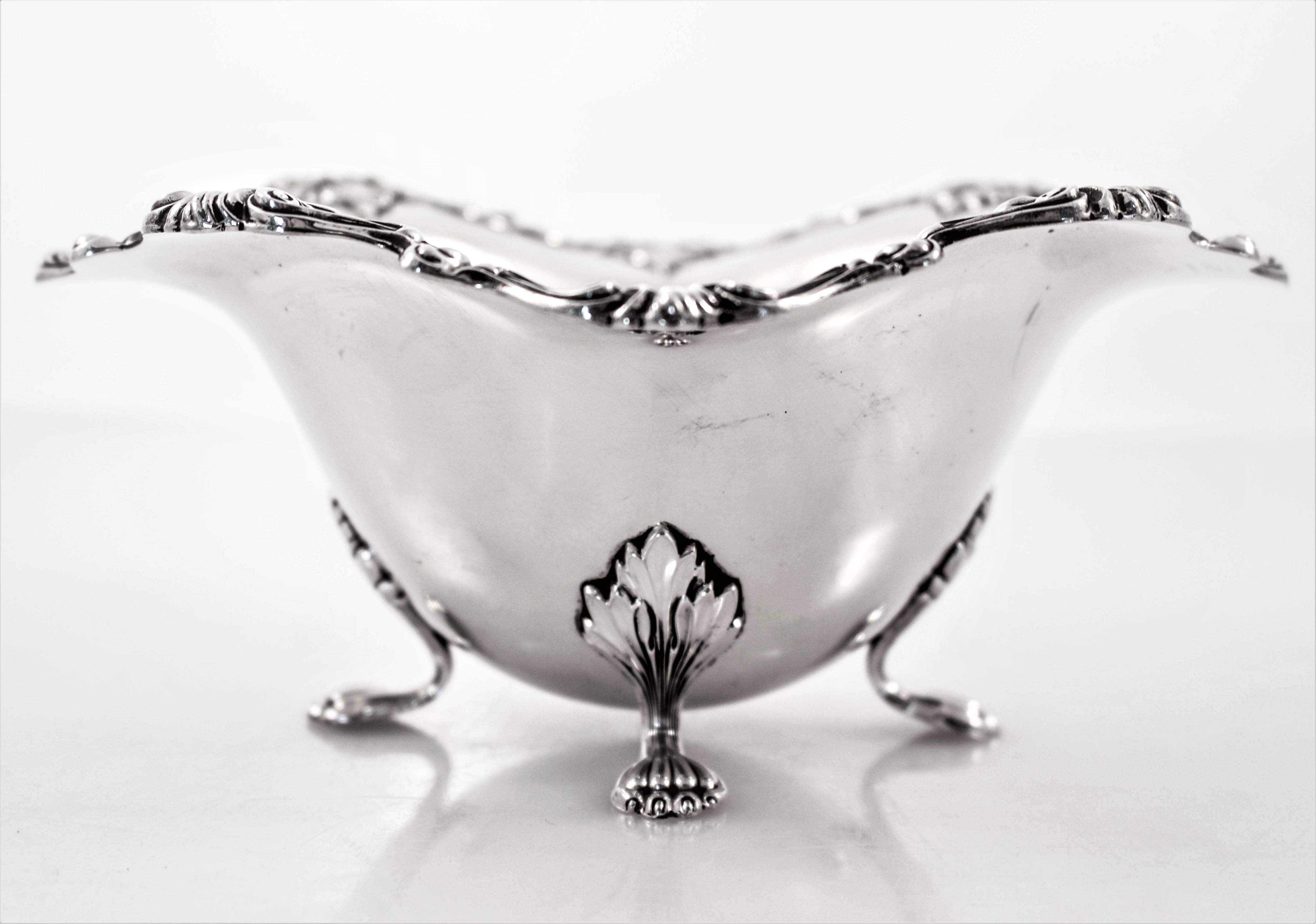 The details on this candy dish bowl are really nice. There’s a scalloped rim with an ornate design wrapped around it. Swirls and grooves give it that rich three-dimensional feel. The body is oval but also has indentations reflecting the scalloped