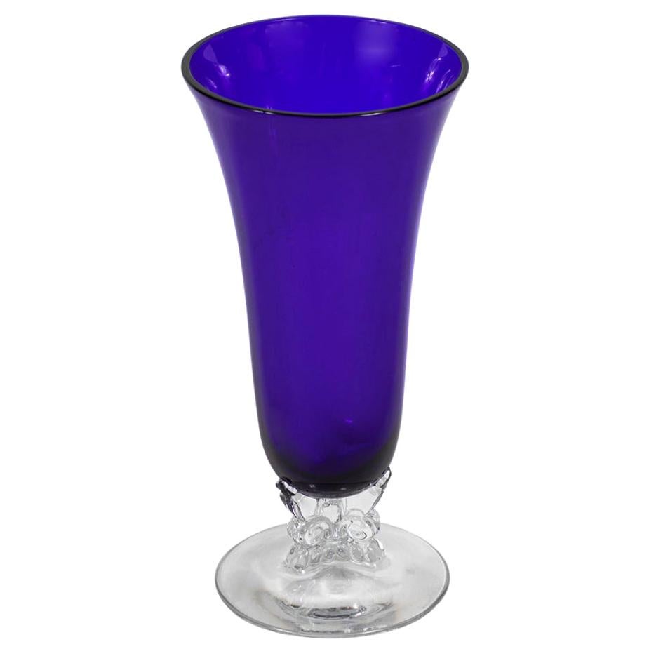 Kobaltfarbene Vase aus mundgeblasenem Glas mit Fuß aus den 1930er Jahren