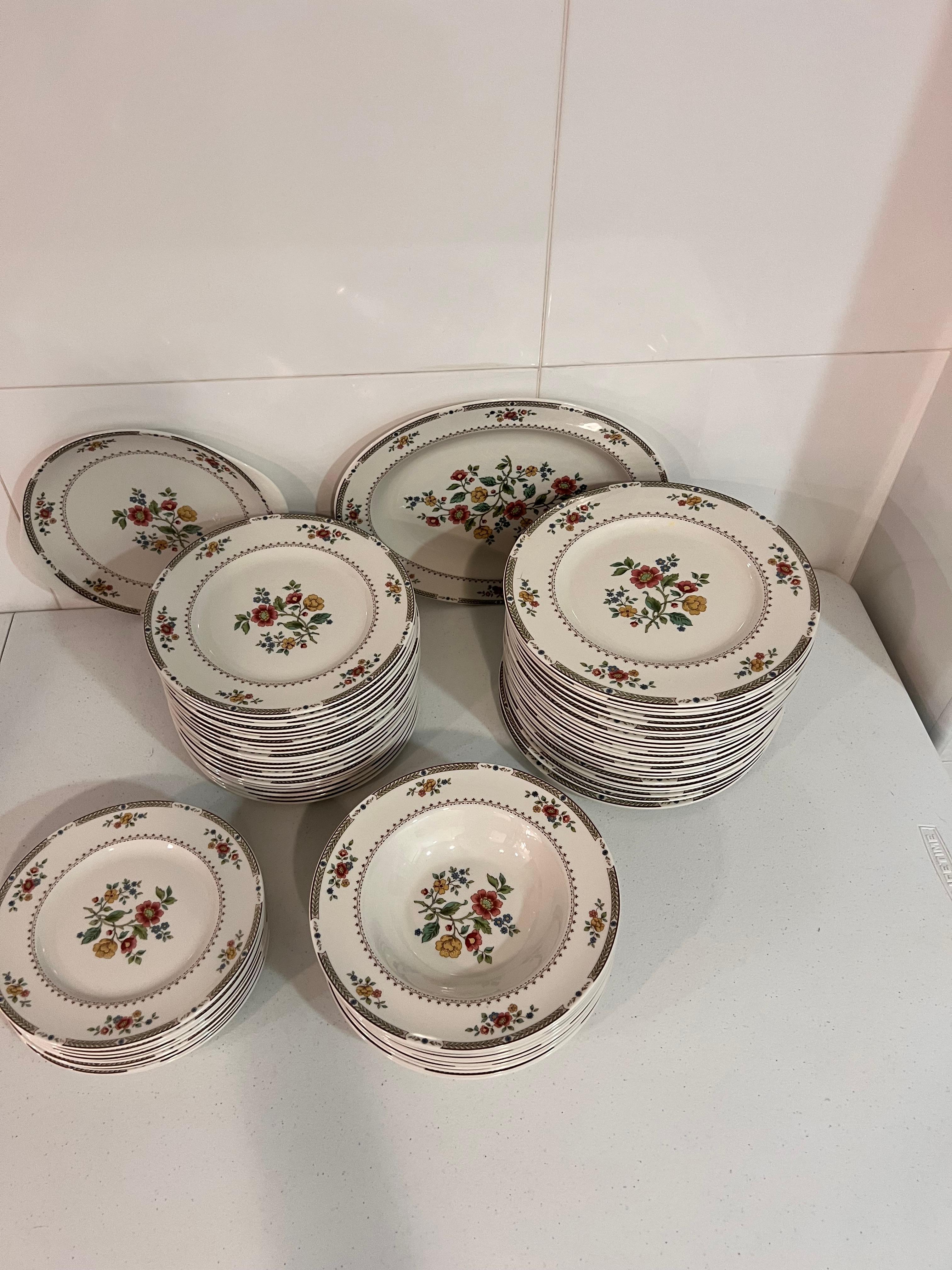Suppenschale und Untertasse mit Fuß aus cremefarbenem Royal Doulton Kingswood mit Blumenmuster (21. Jahrhundert und zeitgenössisch) im Angebot