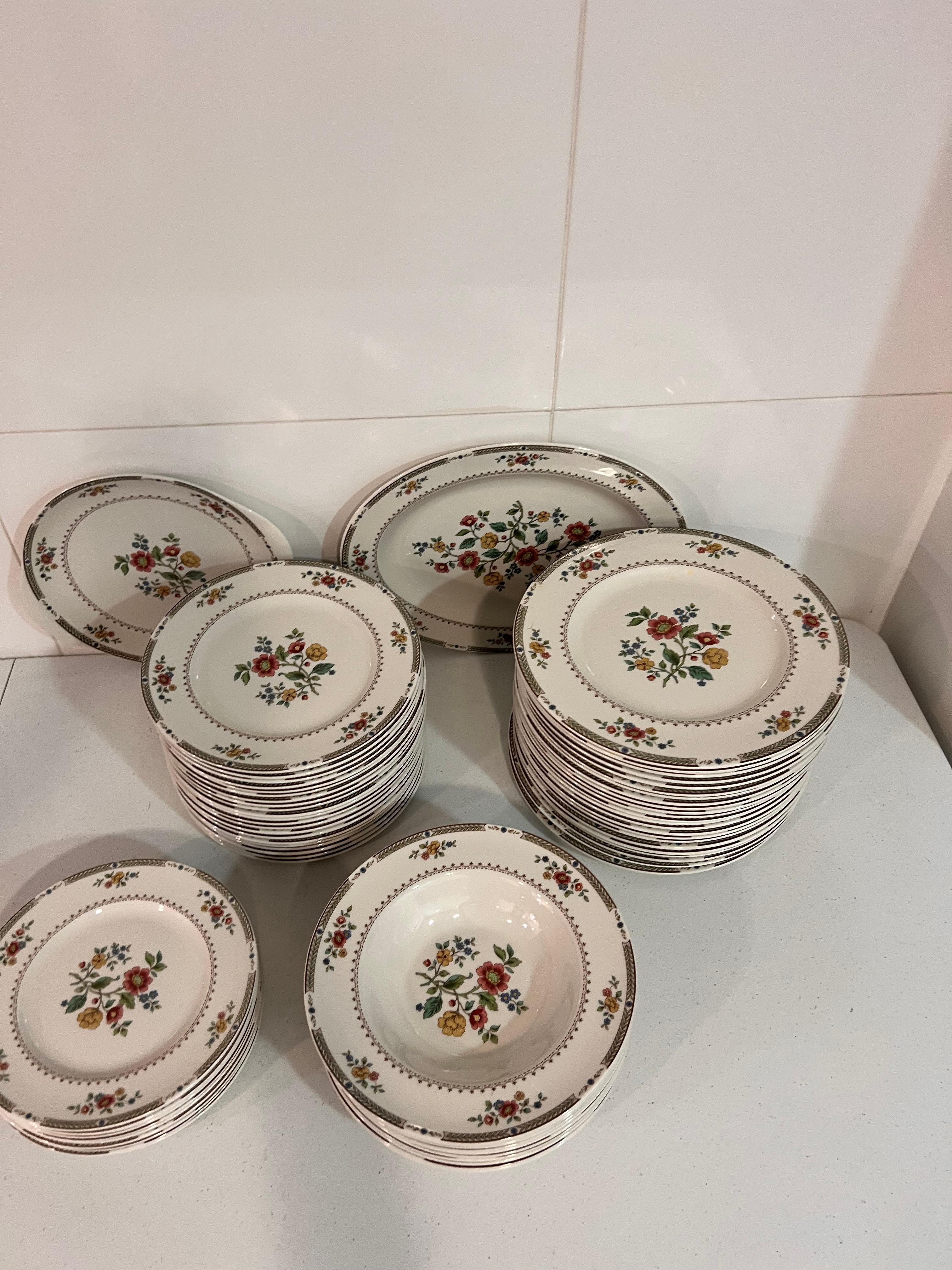 Suppenschale und Untertasse mit Fuß aus cremefarbenem Royal Doulton Kingswood mit Blumenmuster (Keramik) im Angebot