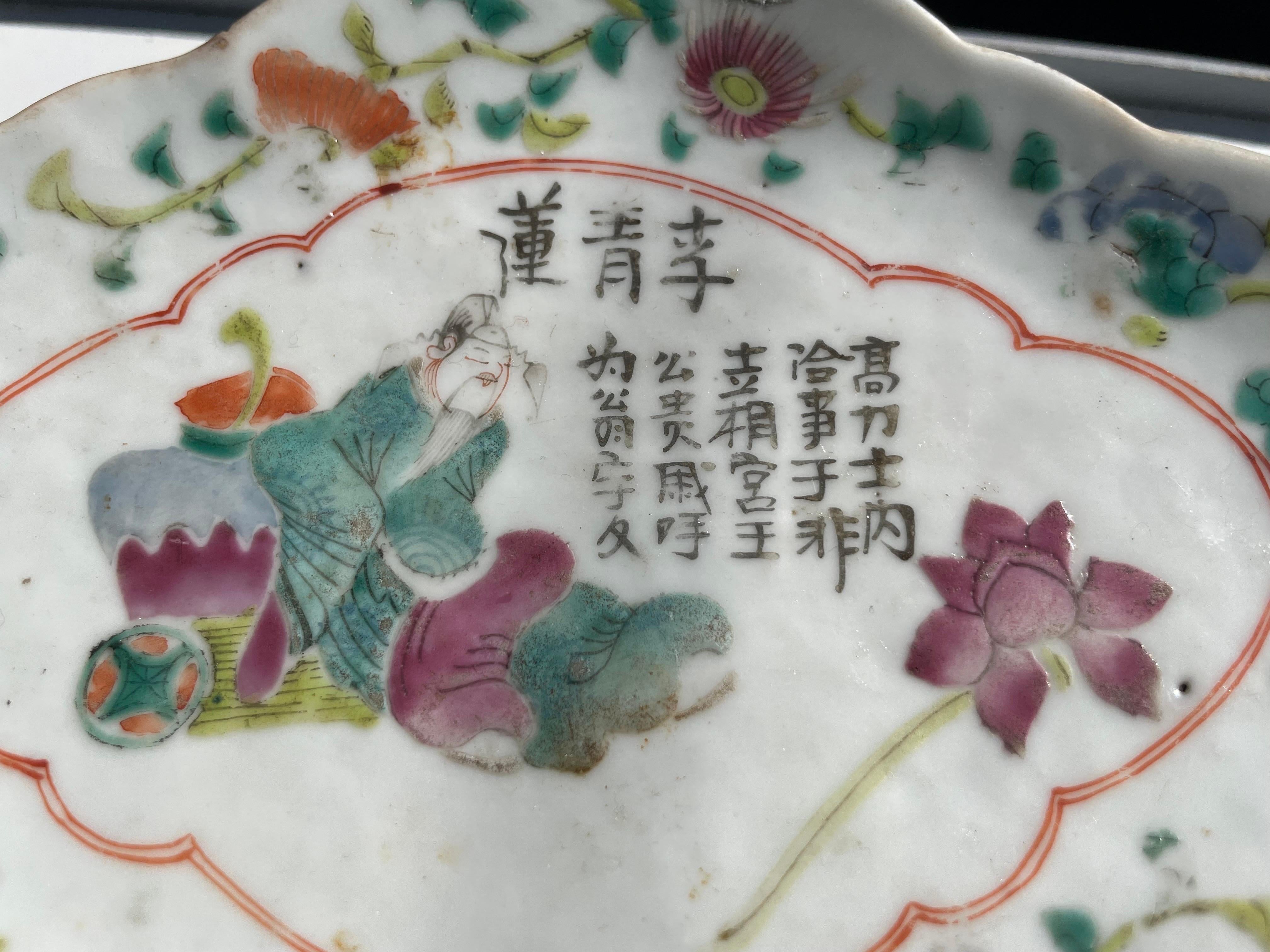 Peint à la main  Plat sur pied, Famille Rose, 19ème siècle, Chine en vente