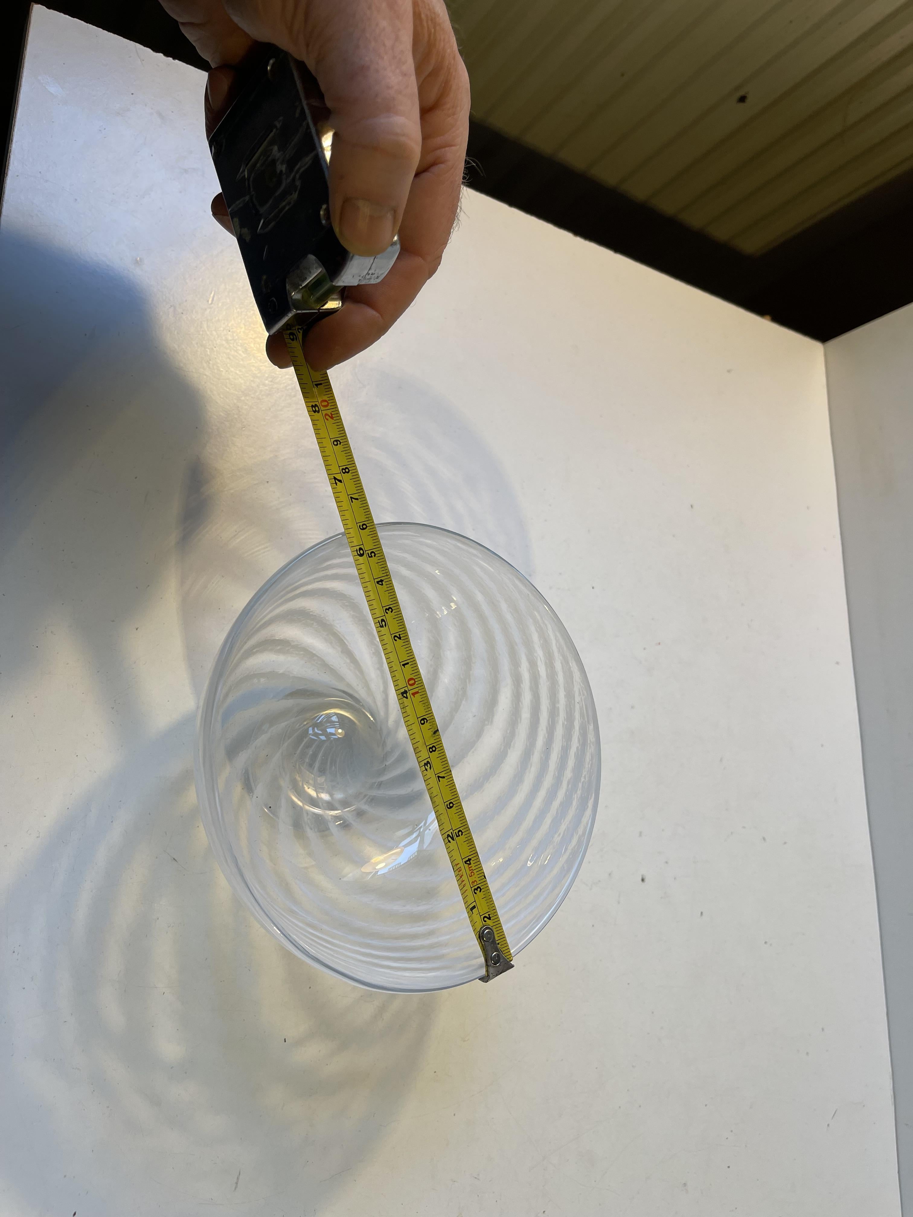 Cuenco con pie de cristal artístico de Murano con remolinos blancos, años 70 Italiano en venta