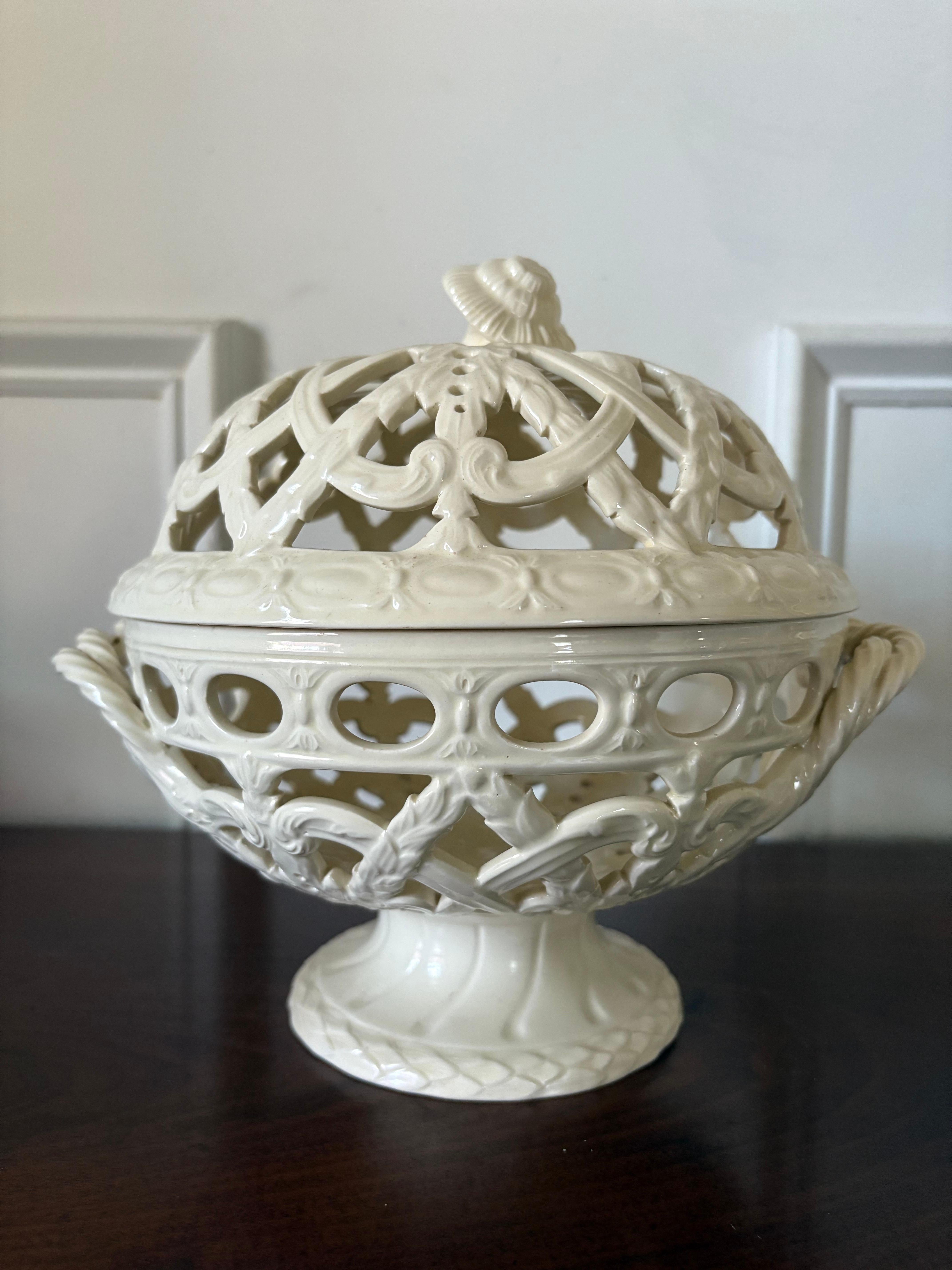 Cuenco con pie naranja y tapa Edme de Wedgwood, Siglo XX en Bueno estado para la venta en Savannah, GA