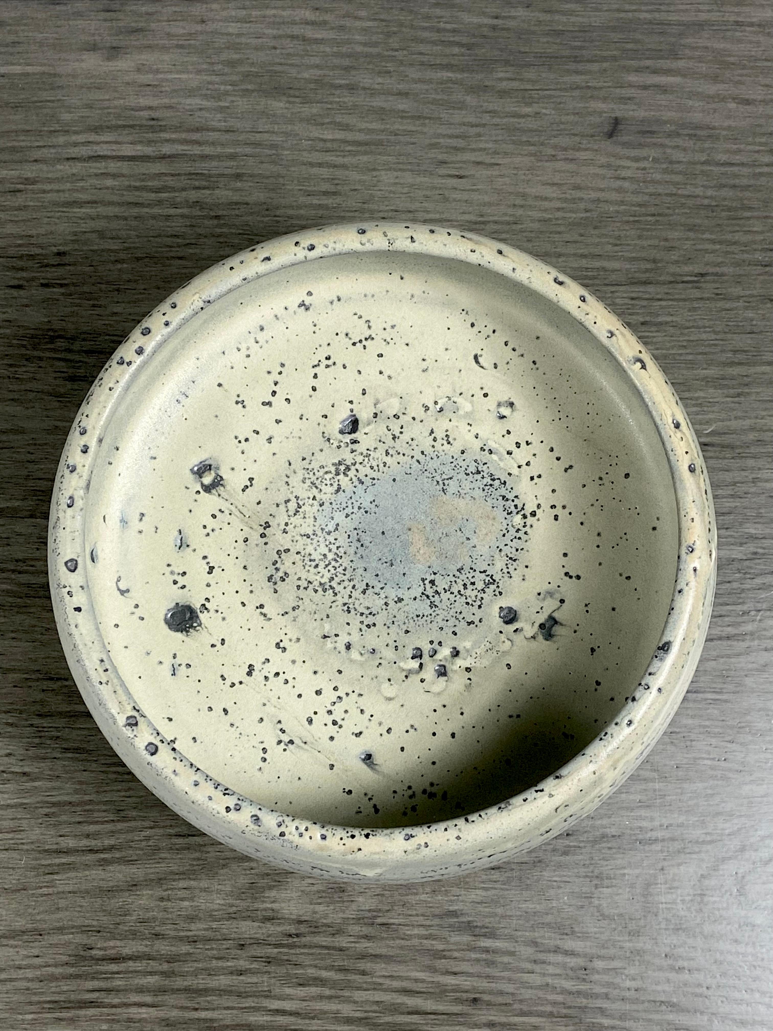 Keramik-Pflanzgefäß/Schale mit Fuß in Sage im Angebot 2