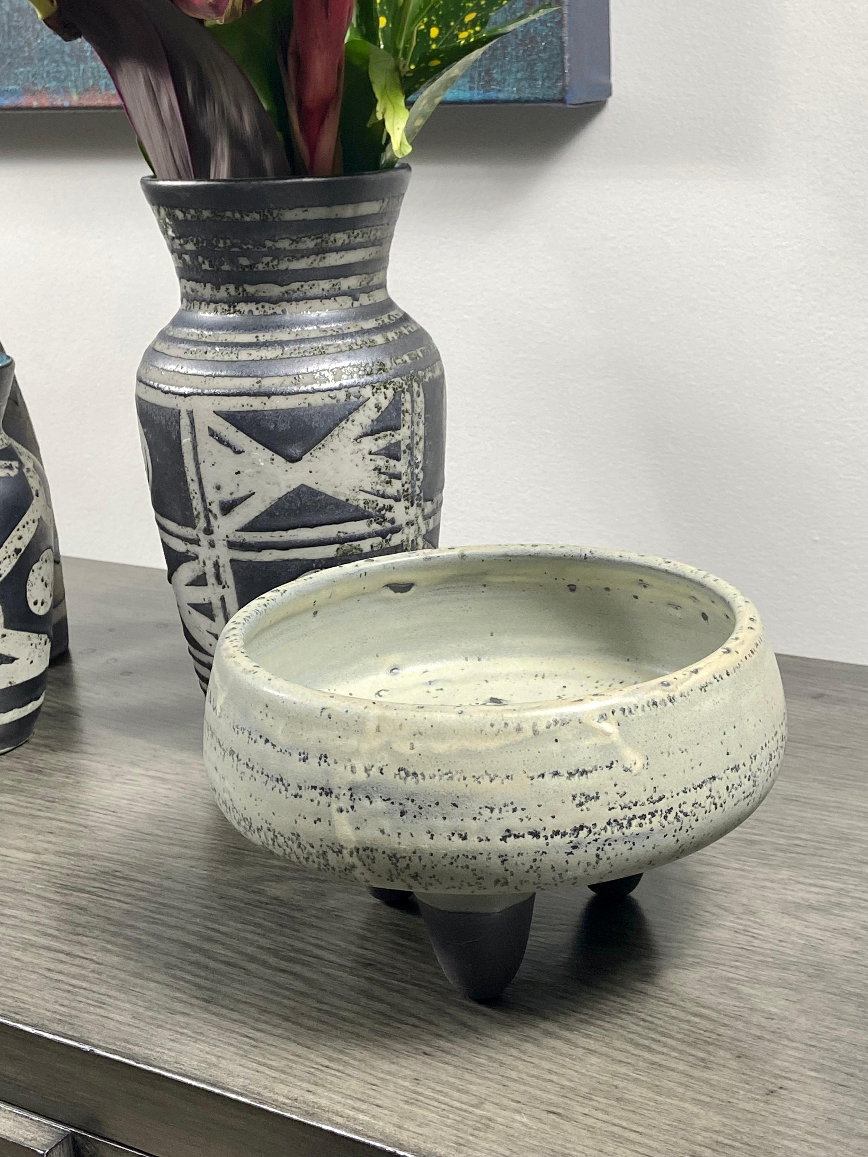 Keramik-Pflanzgefäß/Schale mit Fuß in Sage (Moderne) im Angebot