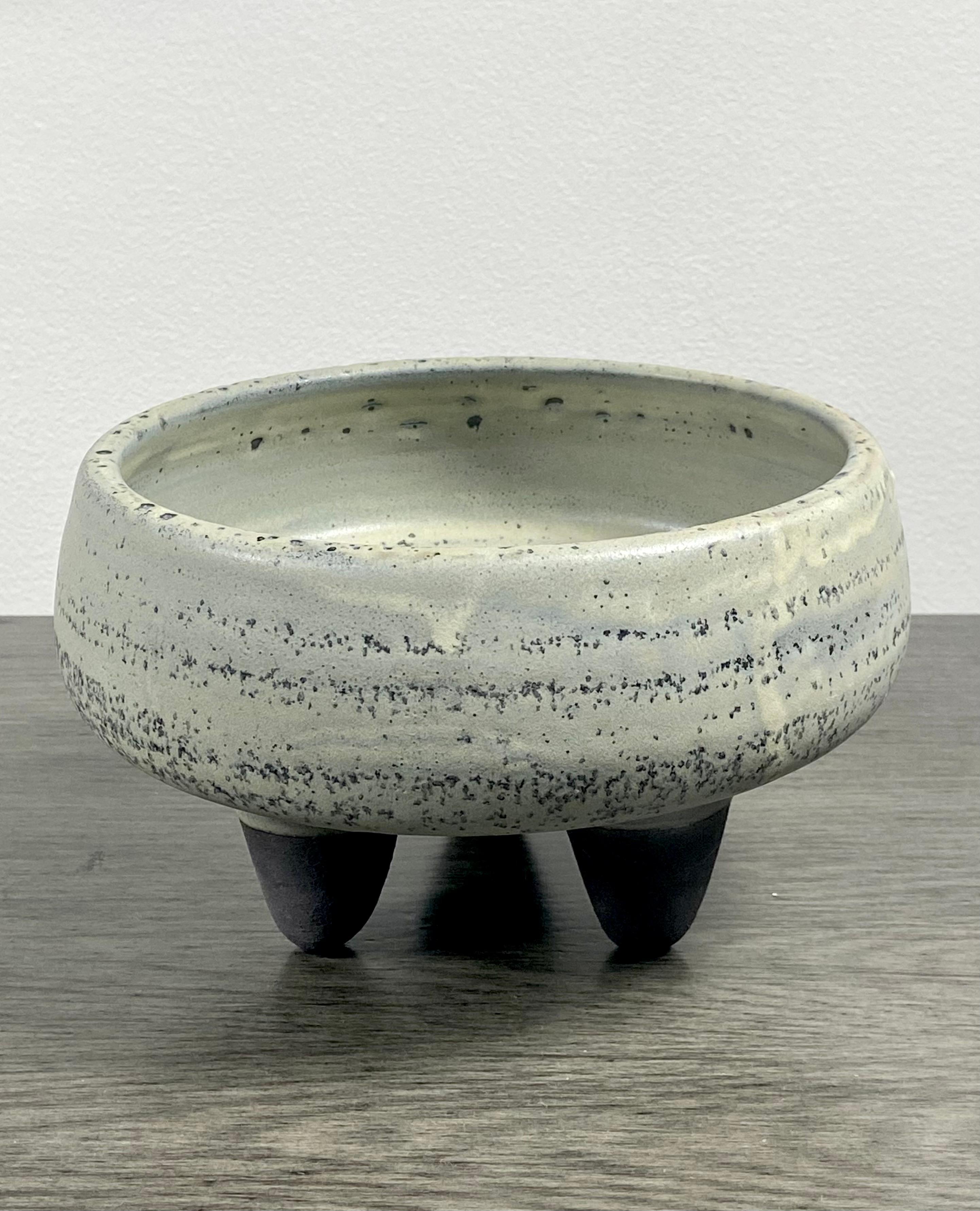 Keramik-Pflanzgefäß/Schale mit Fuß in Sage (Handgefertigt) im Angebot