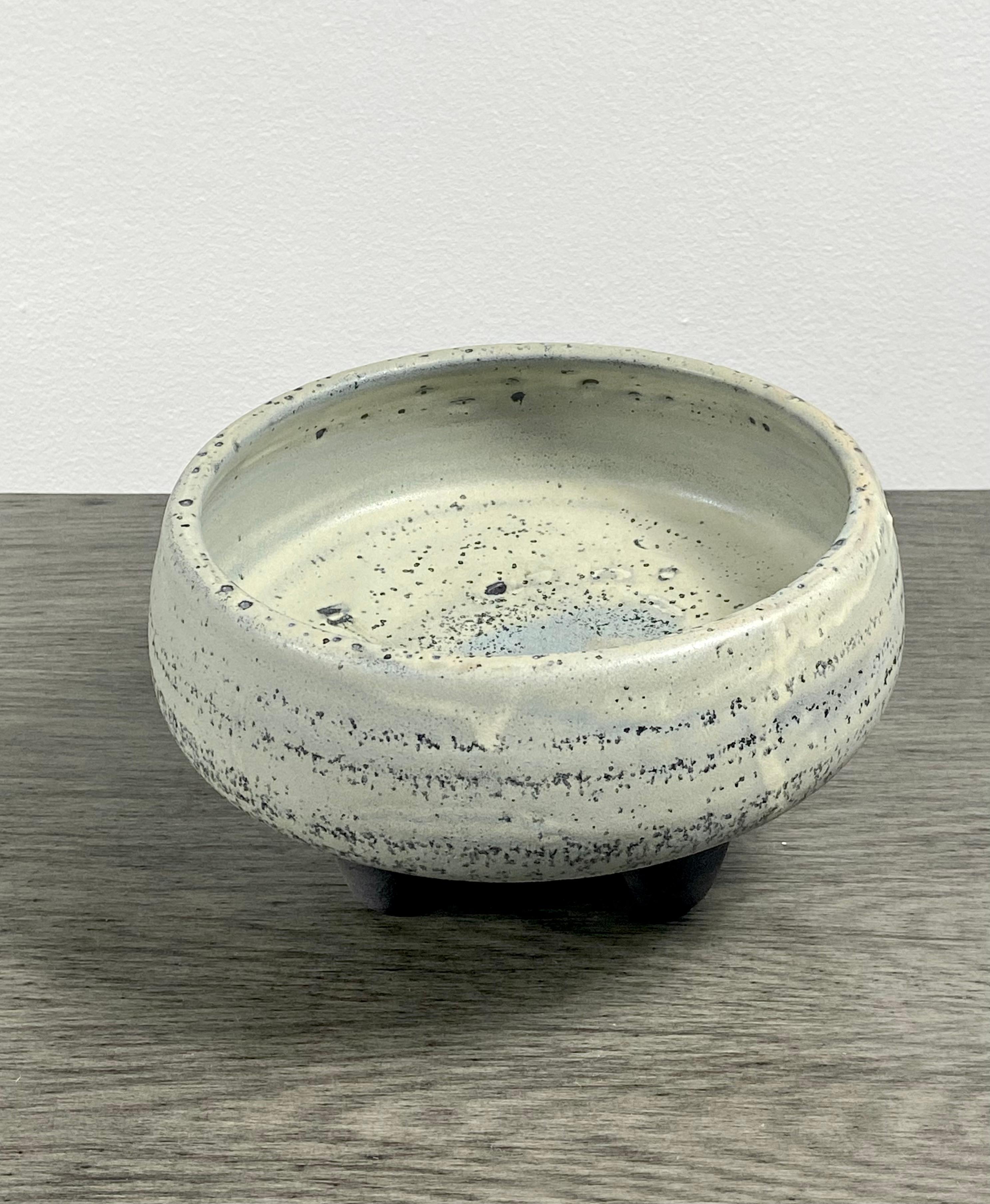 Keramik-Pflanzgefäß/Schale mit Fuß in Sage im Zustand „Neu“ im Angebot in Norwalk, CT