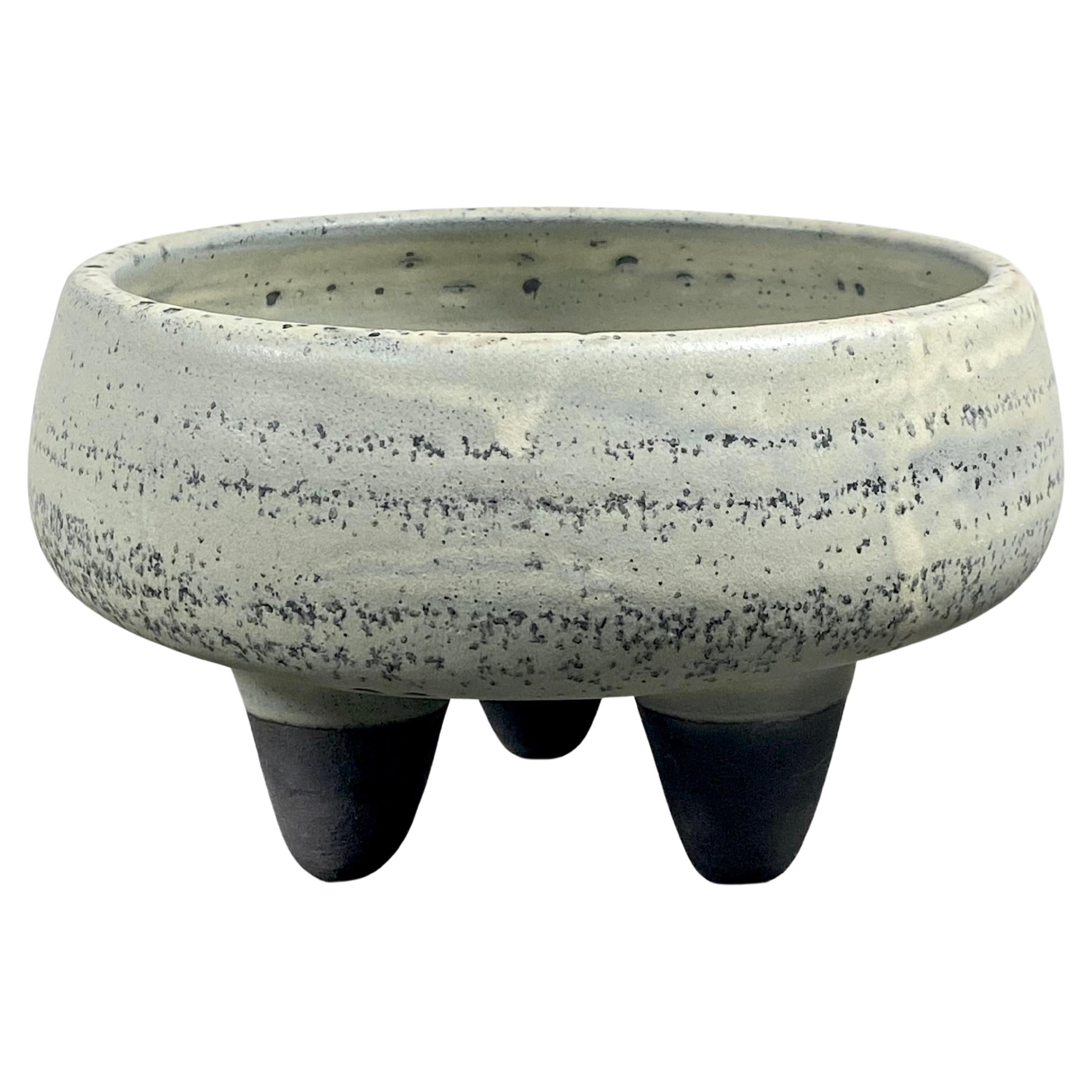 Keramik-Pflanzgefäß/Schale mit Fuß in Sage im Angebot
