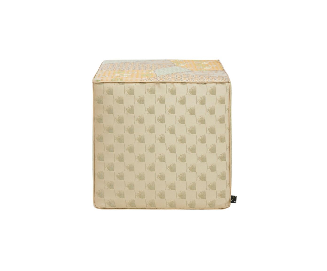 Este puf cúbico de jacquard, asiento en tonos crema natural y verde, está confeccionado con hilos metálicos de lúrex y un estampado Kintsugi. El puf está bellamente diseñado con pequeños motivos florales y flores geométricas. Cada borde del puf está